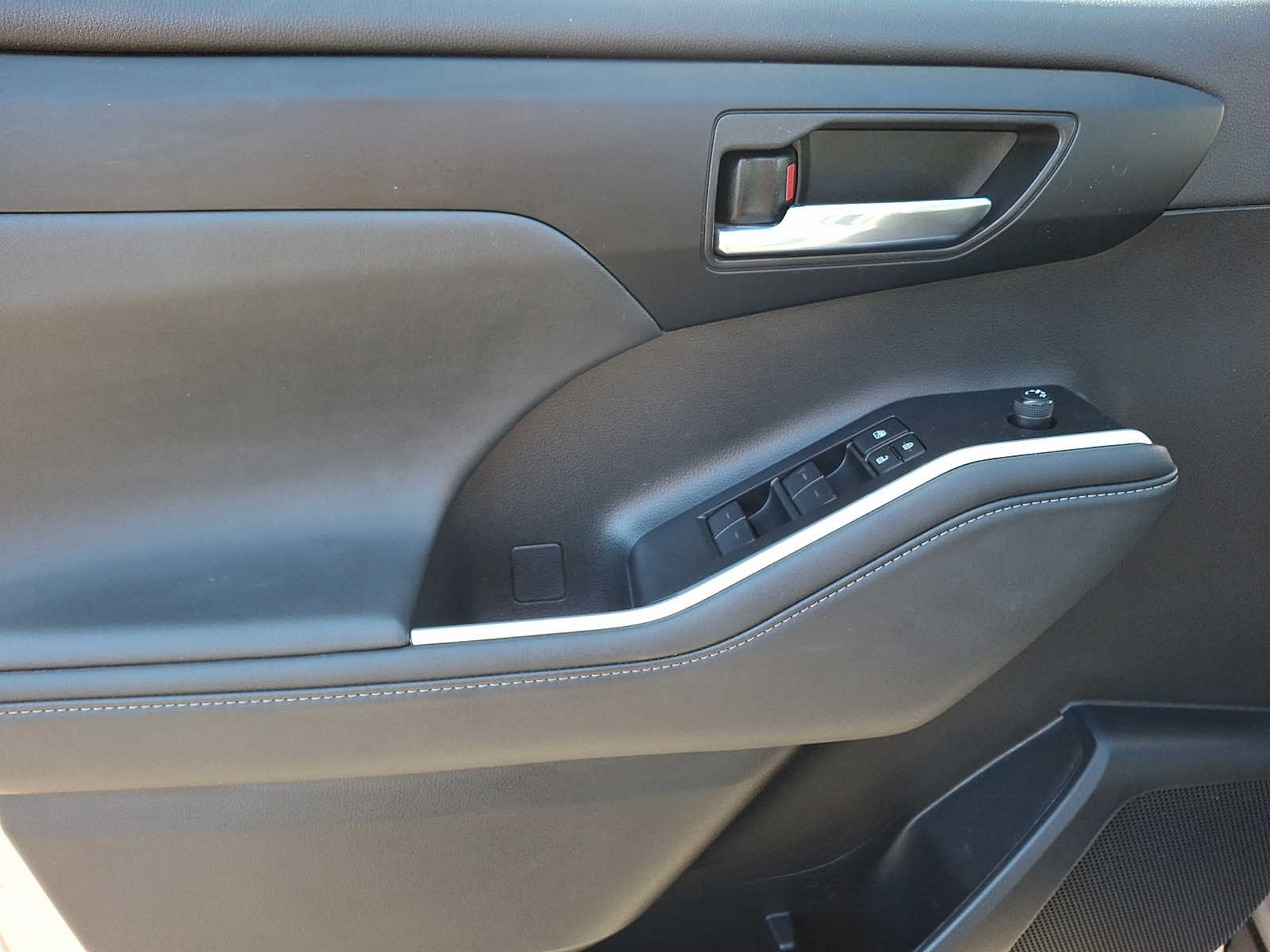 Thumbnail: 2022 Toyota Highlander - 10