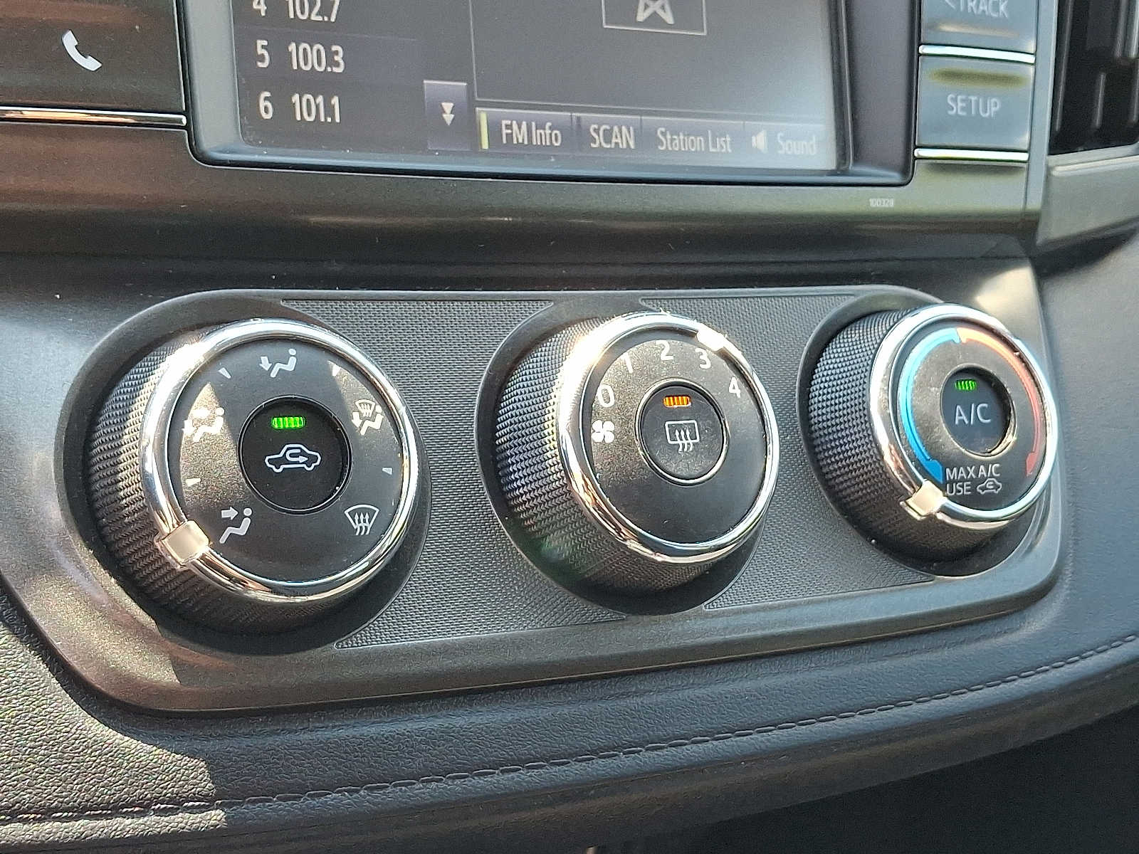 Thumbnail: 2015 Toyota RAV4 - 11