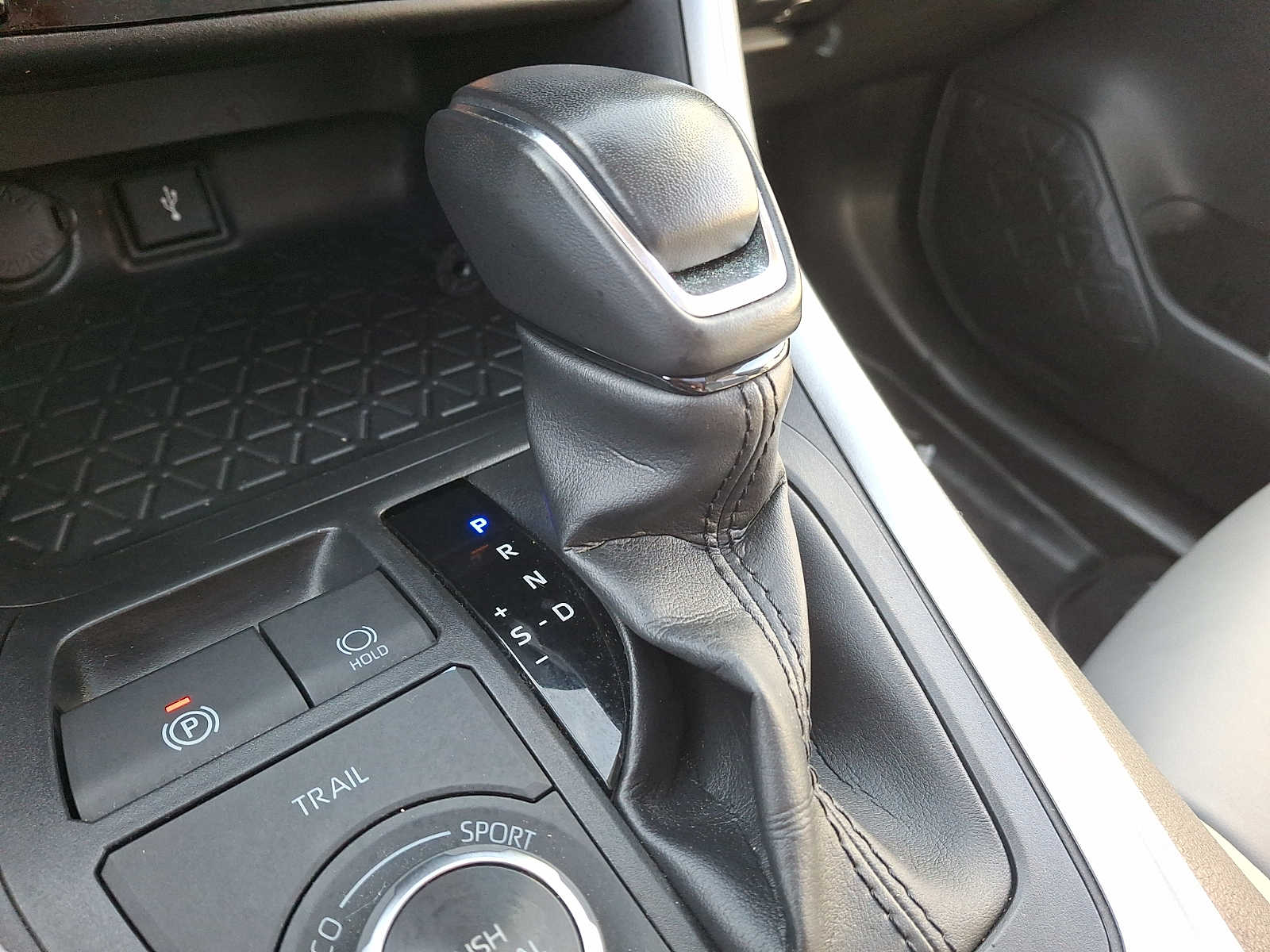 Thumbnail: 2022 Toyota RAV4 - 12