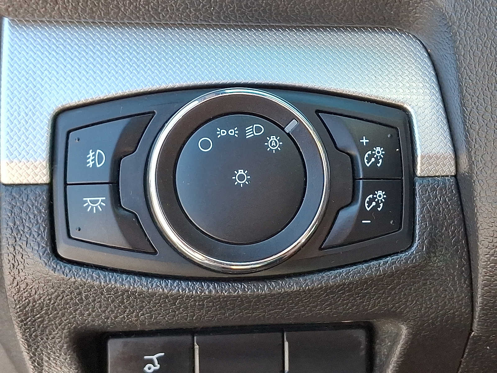 Thumbnail: 2015 Ford Explorer - 23