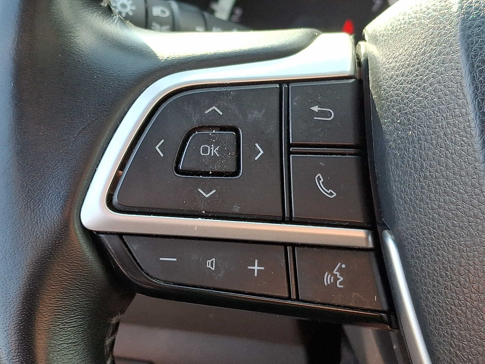 Thumbnail: 2023 Toyota Highlander - 20