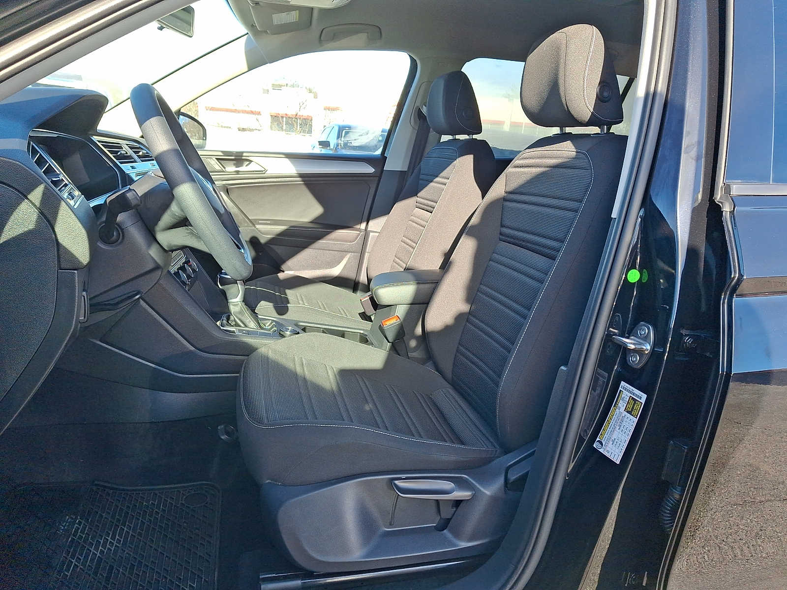 Thumbnail: 2022 Volkswagen Tiguan - 9