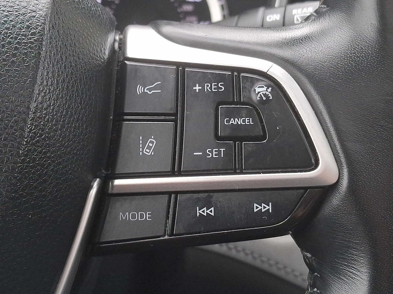 Thumbnail: 2023 Toyota Highlander - 18