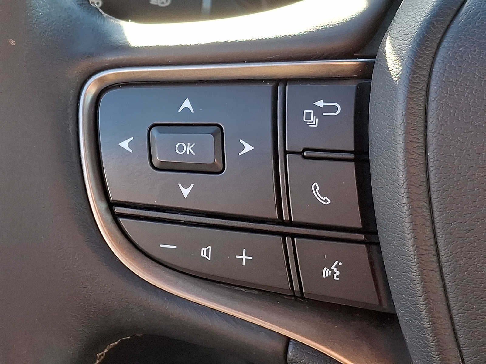 Thumbnail: 2022 Lexus UX - 18