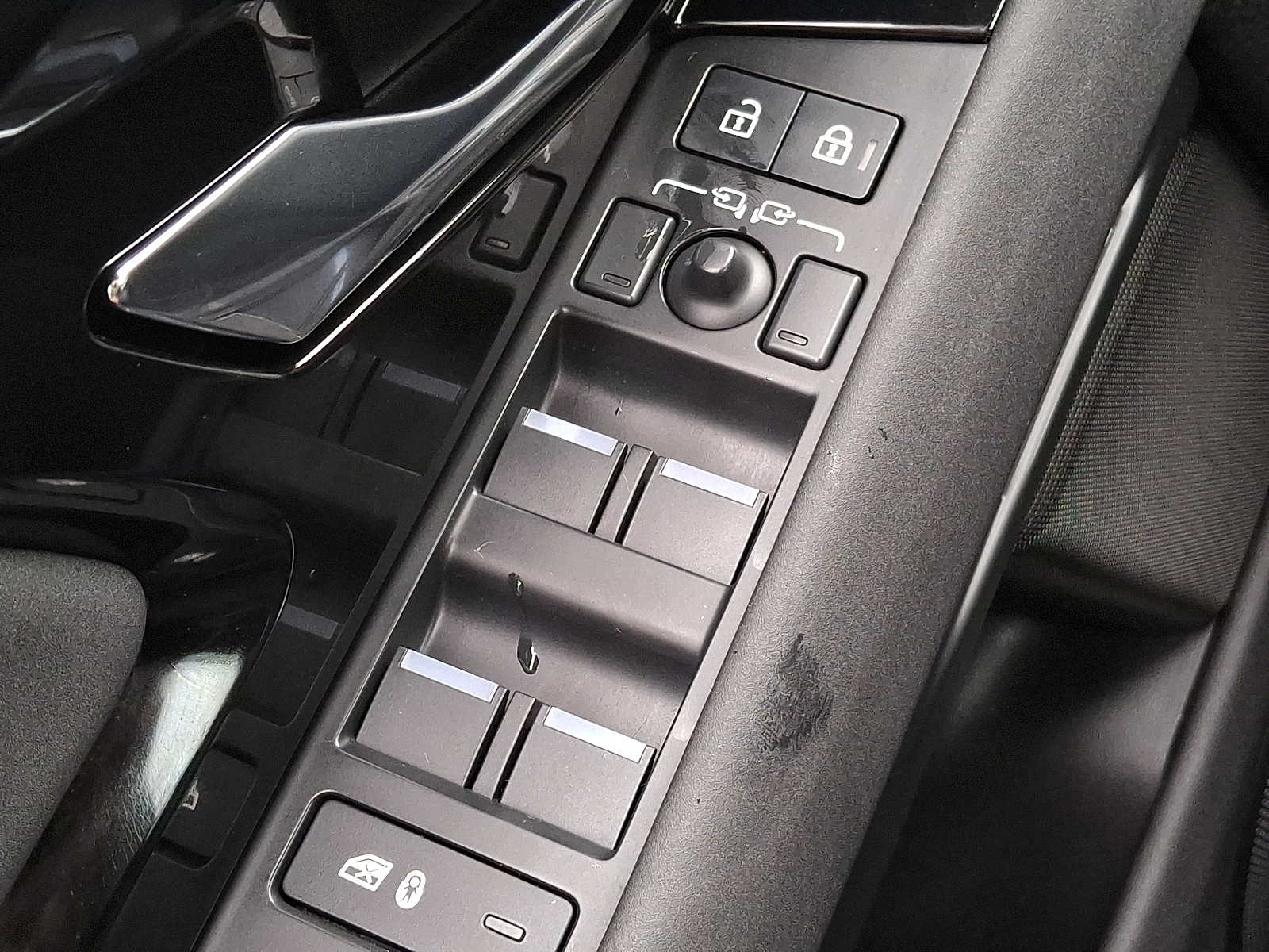 Thumbnail: 2024 Land Rover Range Rover Evoque - 24