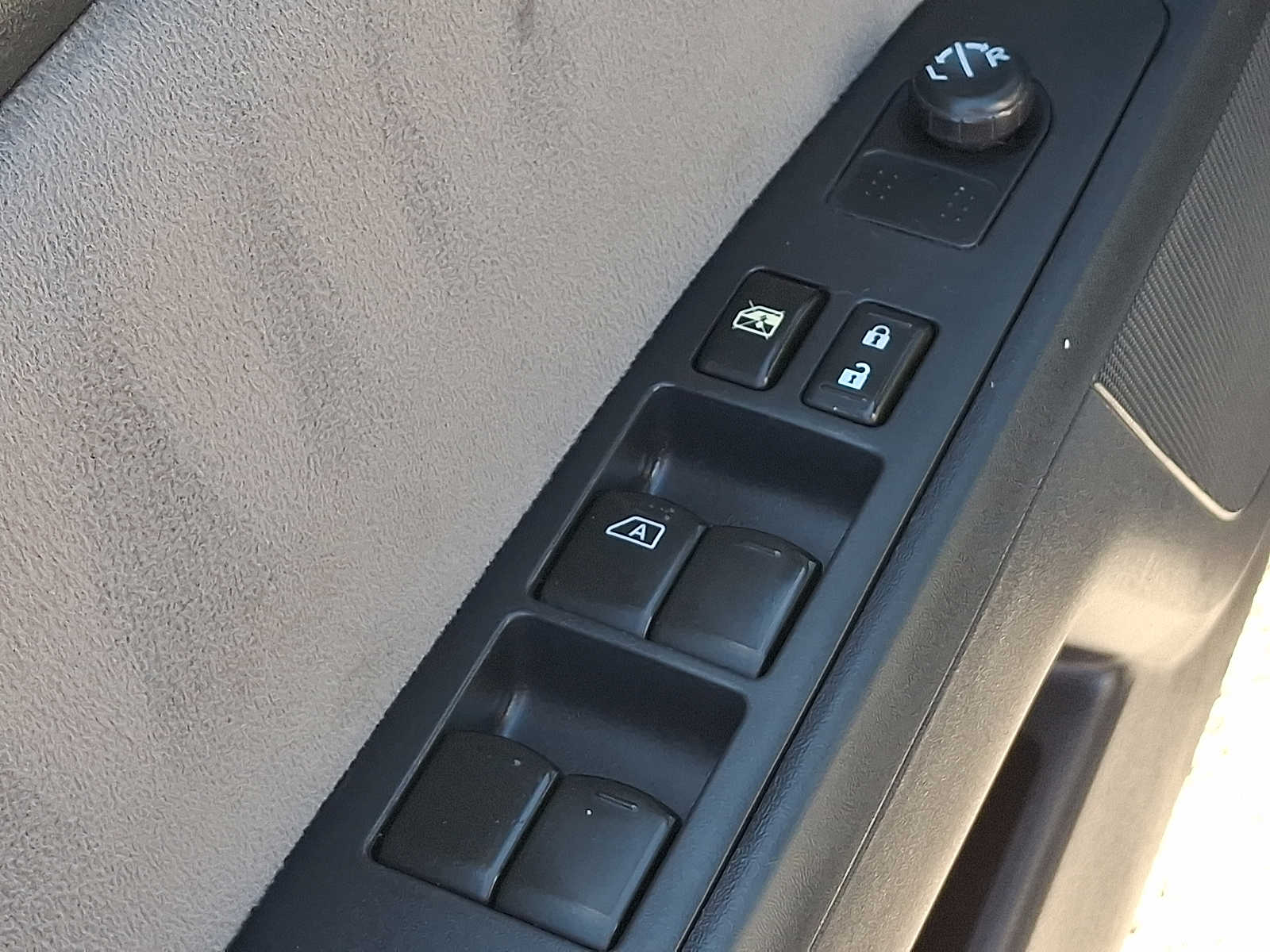 Thumbnail: 2012 Nissan Sentra - 27