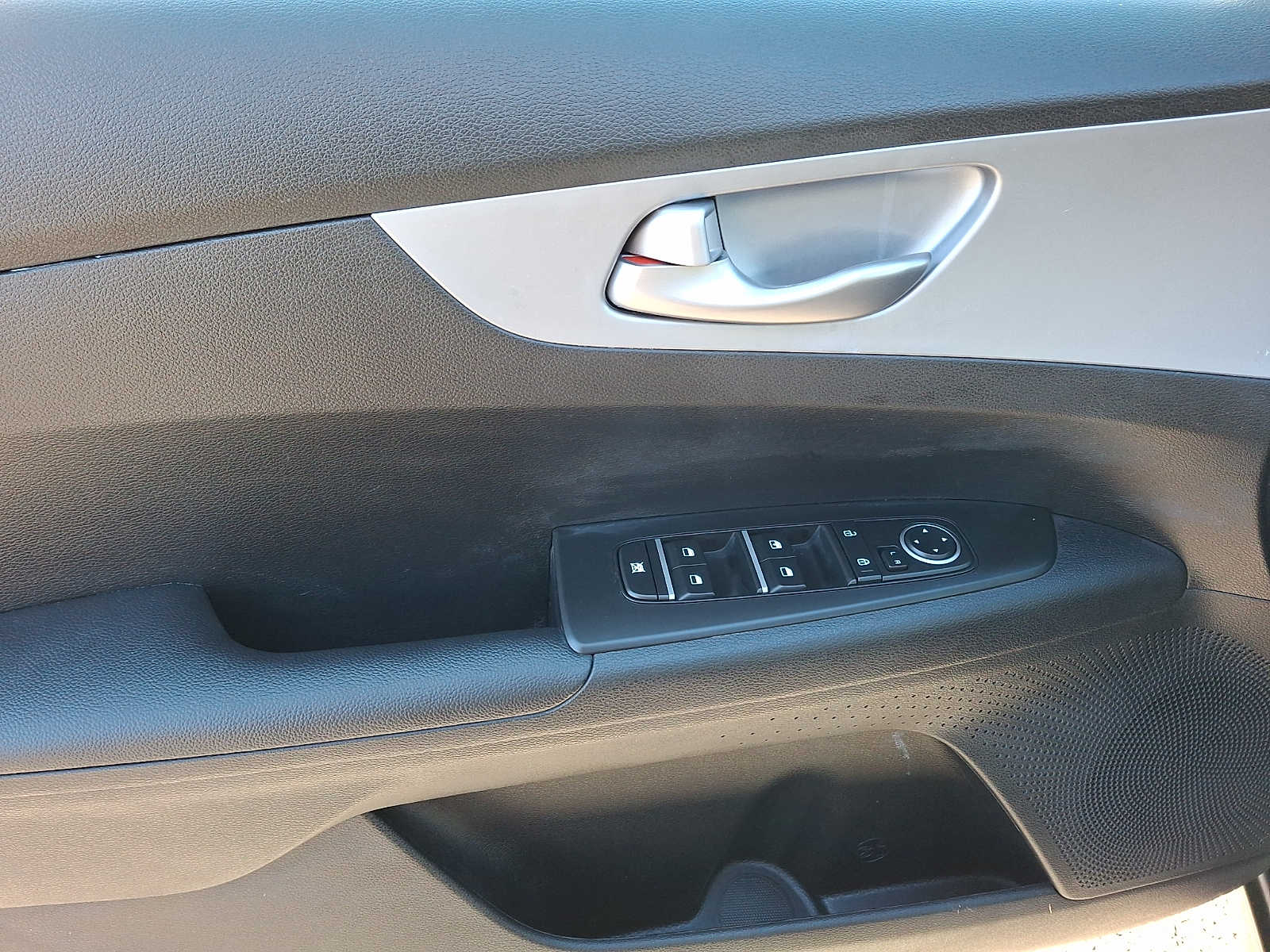 Thumbnail: 2023 Kia Forte - 8