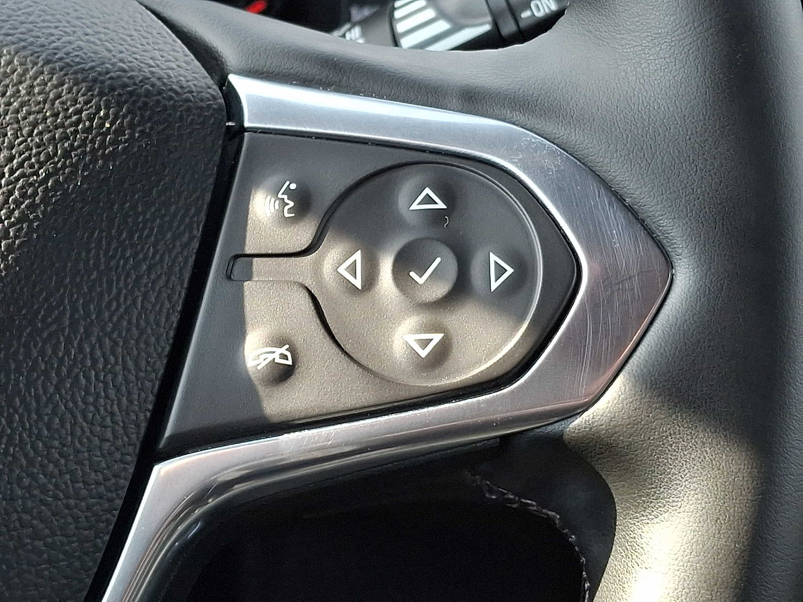 Thumbnail: 2023 Chevrolet Traverse - 17