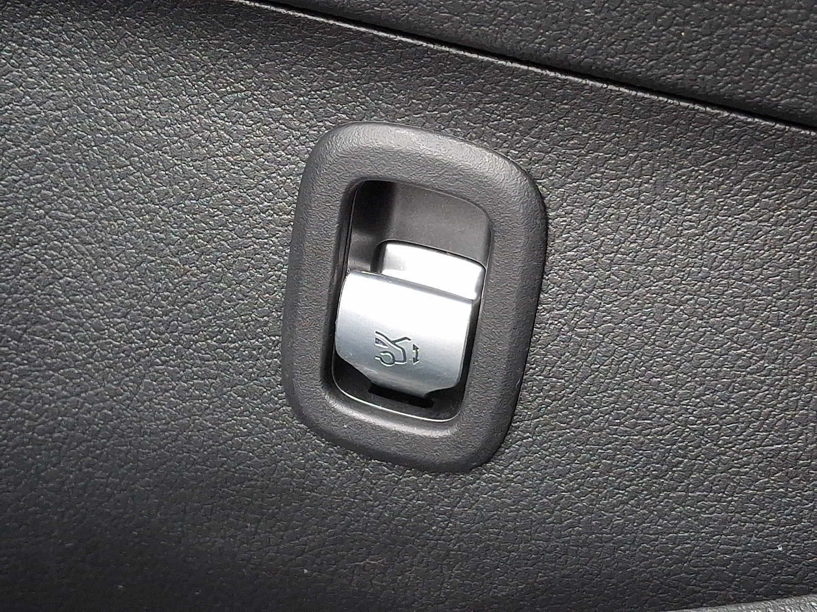 Thumbnail: 2023 Mercedes-Benz C-Class - 22