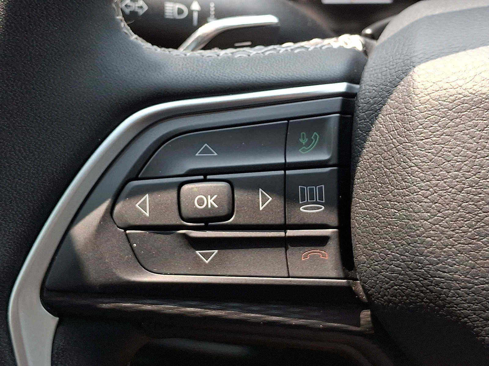2023 Jeep Grand Cherokee Laredo 18