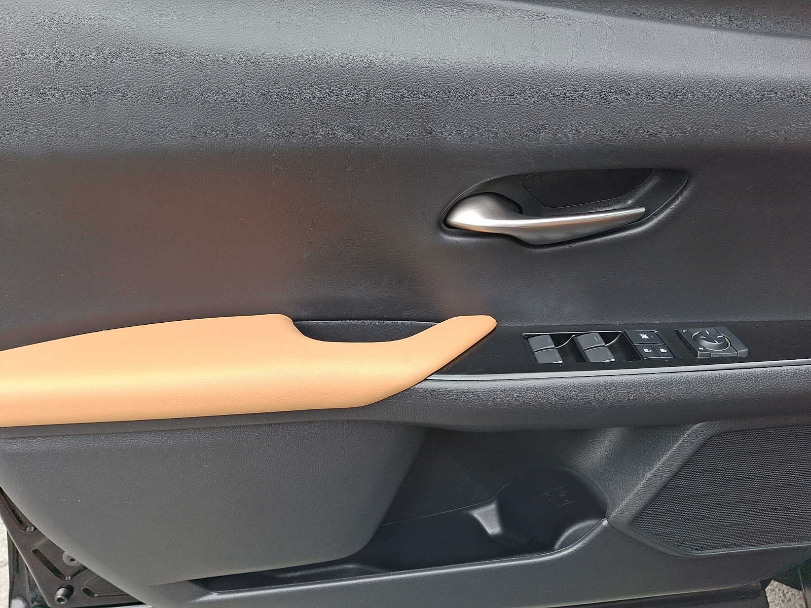 Thumbnail: 2023 Lexus UX - 9