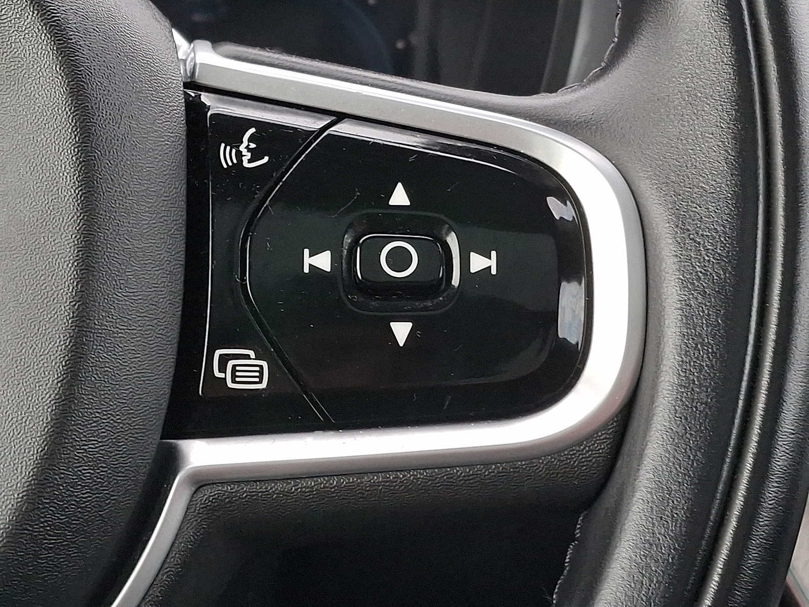 Thumbnail: 2022 Volvo XC60 - 18