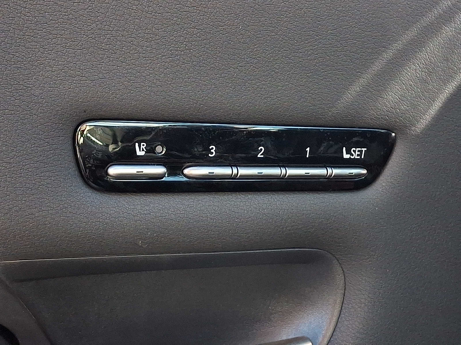 Thumbnail: 2020 Lexus LS - 25