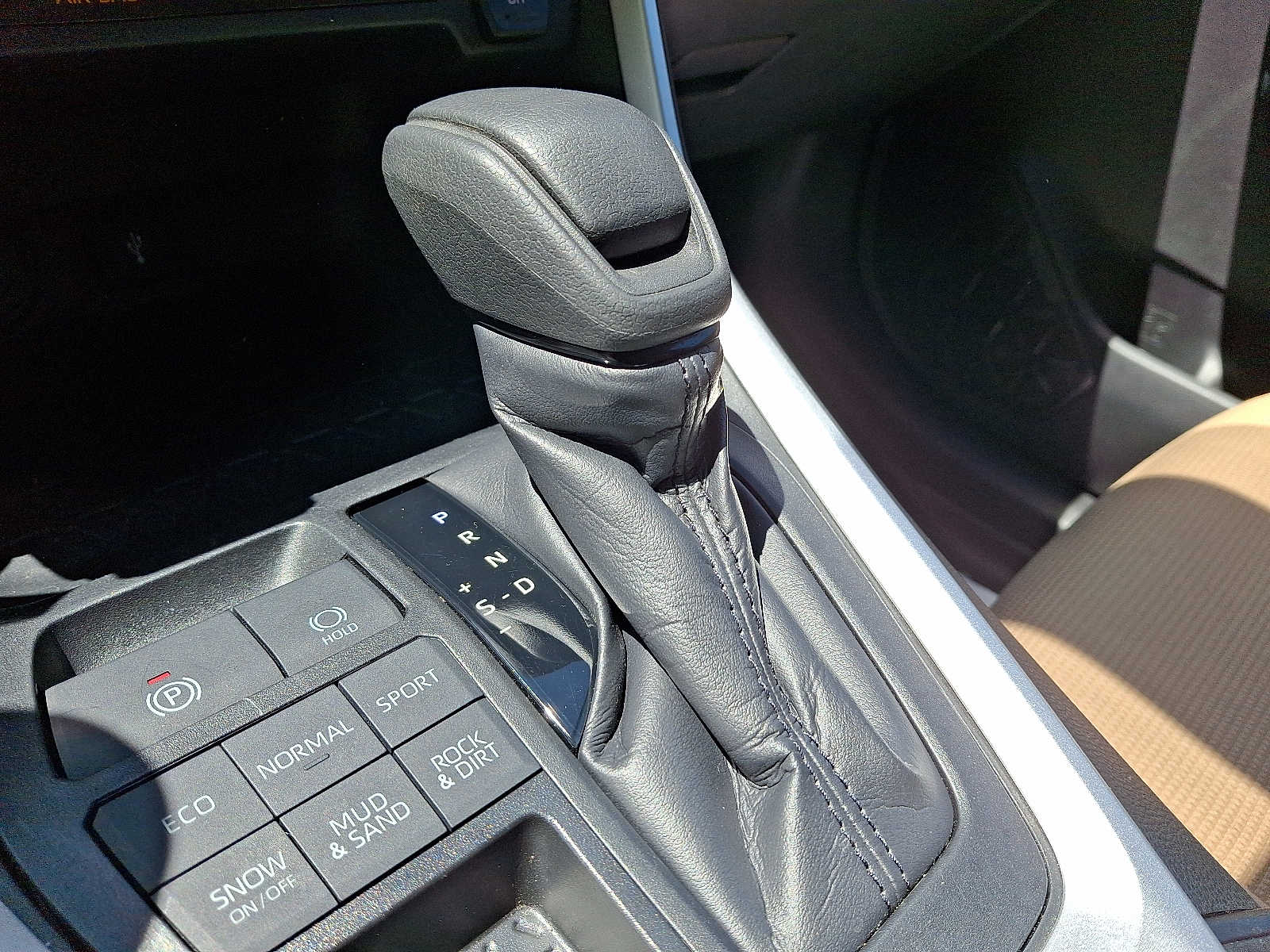 2020 Toyota RAV4 LE 11