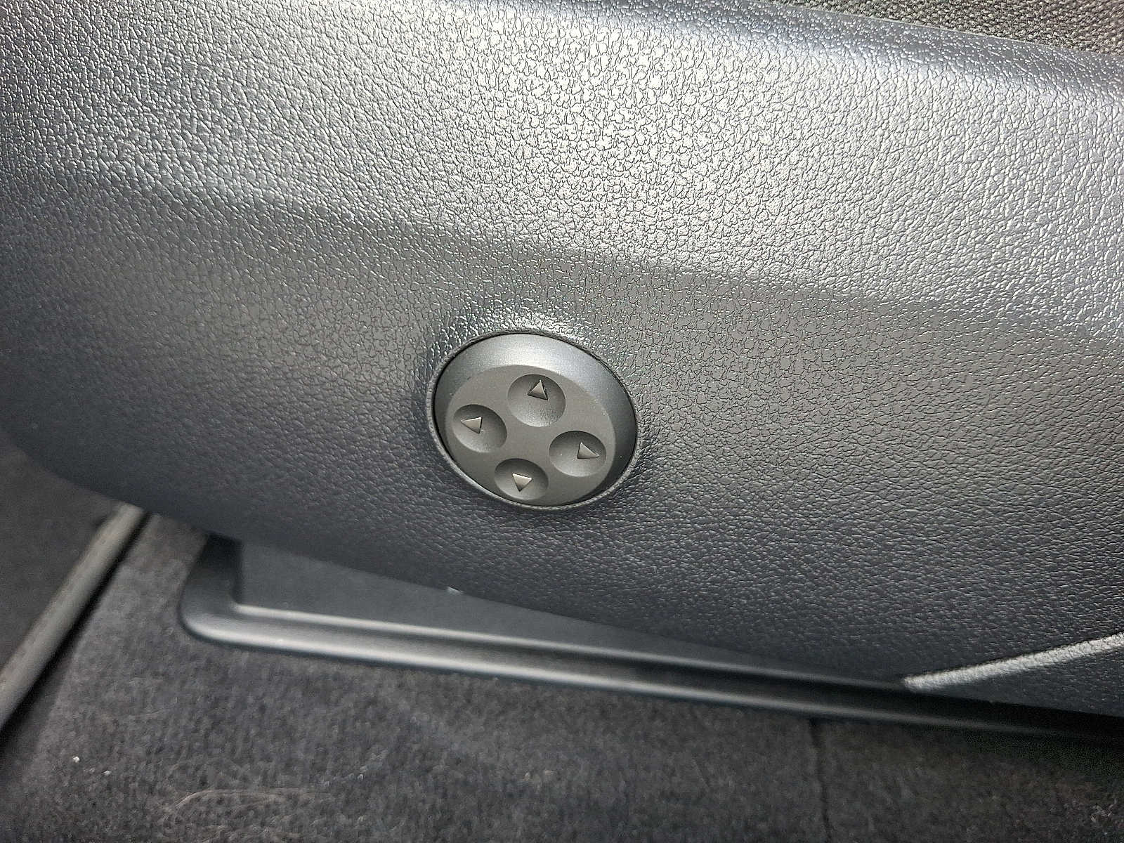 Thumbnail: 2023 Mercedes-Benz GLC - 11