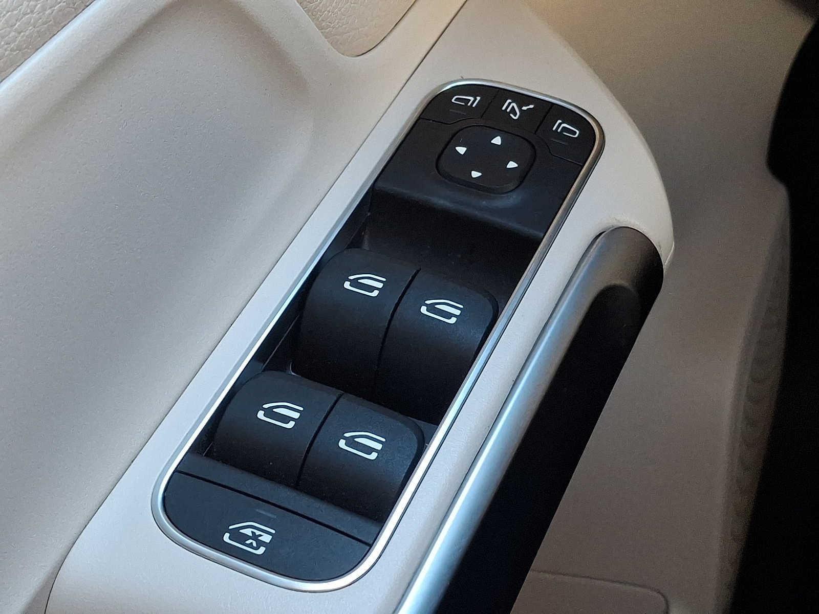 Thumbnail: 2022 Mercedes-Benz GLB - 24