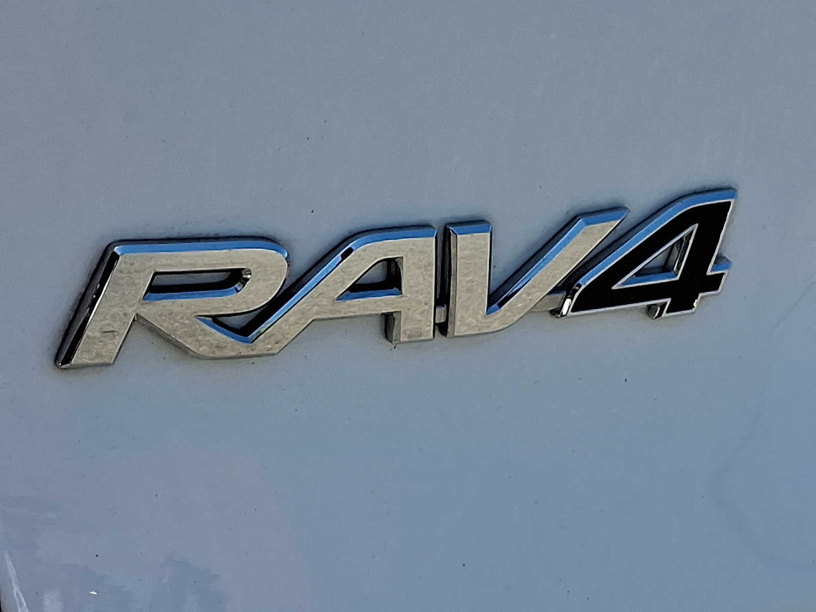 2020 Toyota RAV4 LE 29