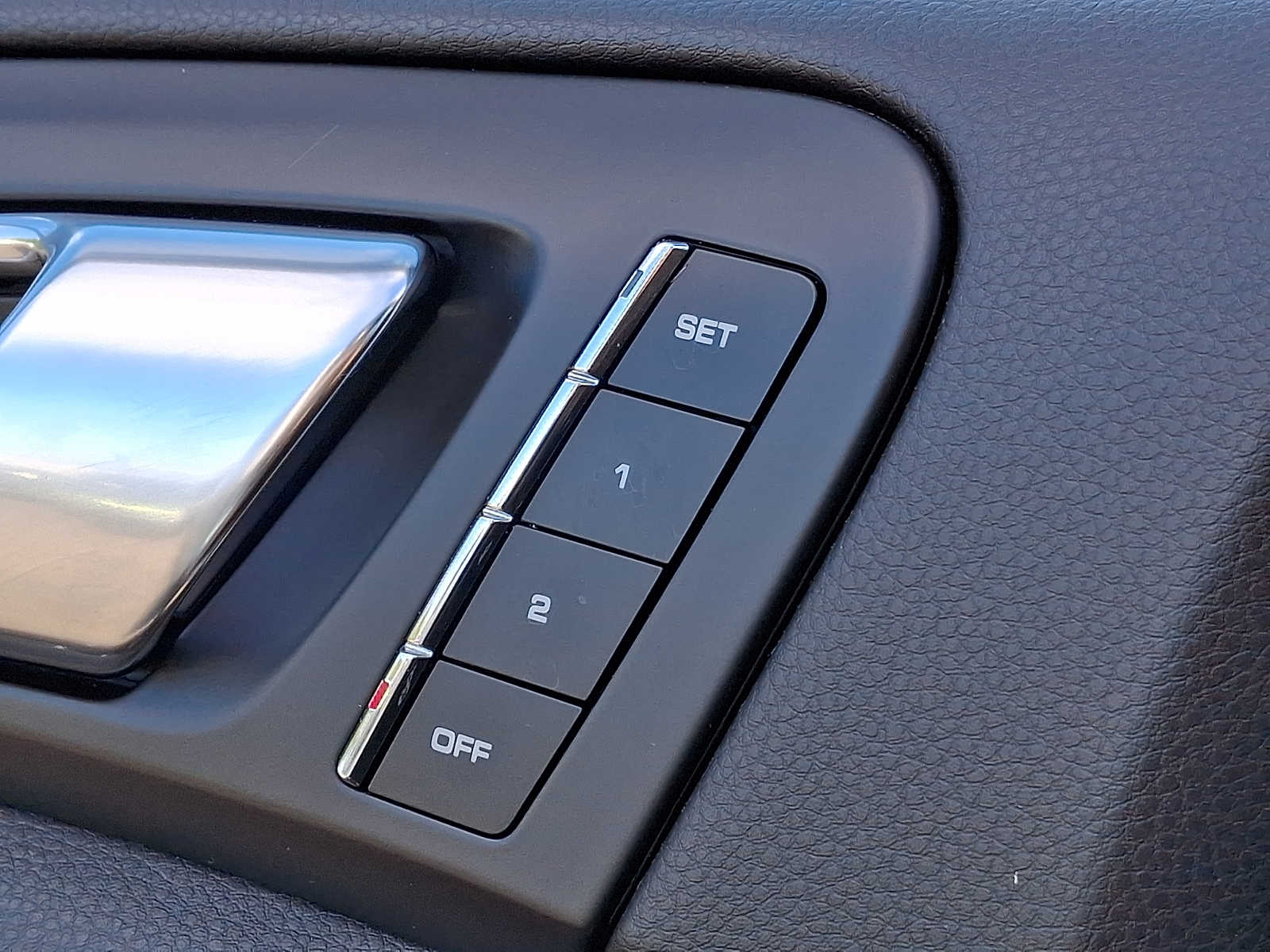 Thumbnail: 2012 Porsche Cayenne - 25