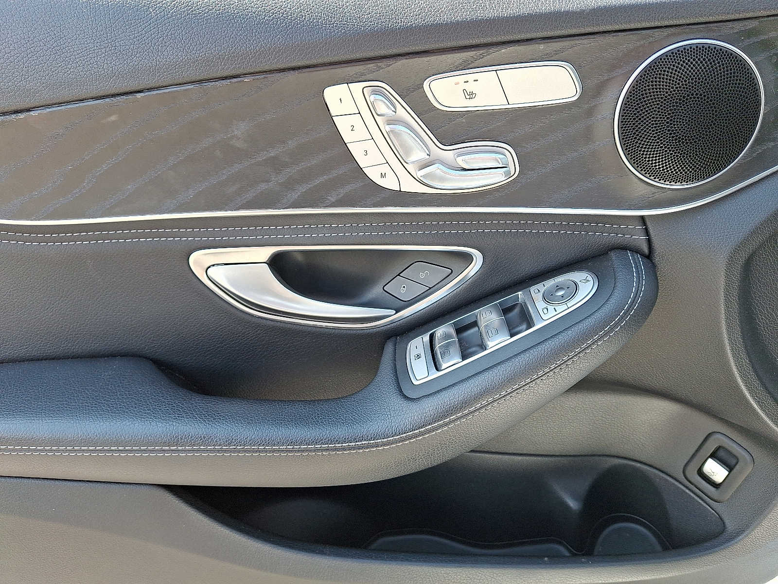 Thumbnail: 2016 Mercedes-Benz C-Class - 9