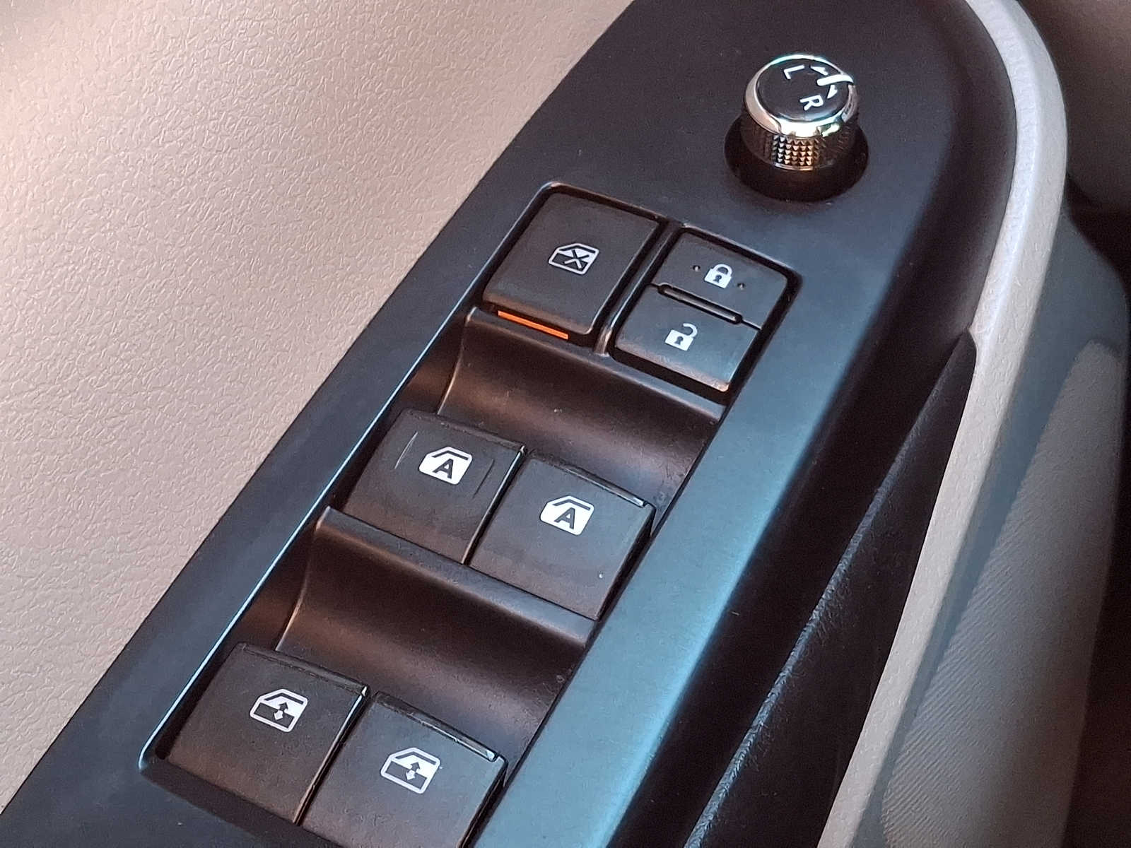 Thumbnail: 2015 Toyota Highlander - 23