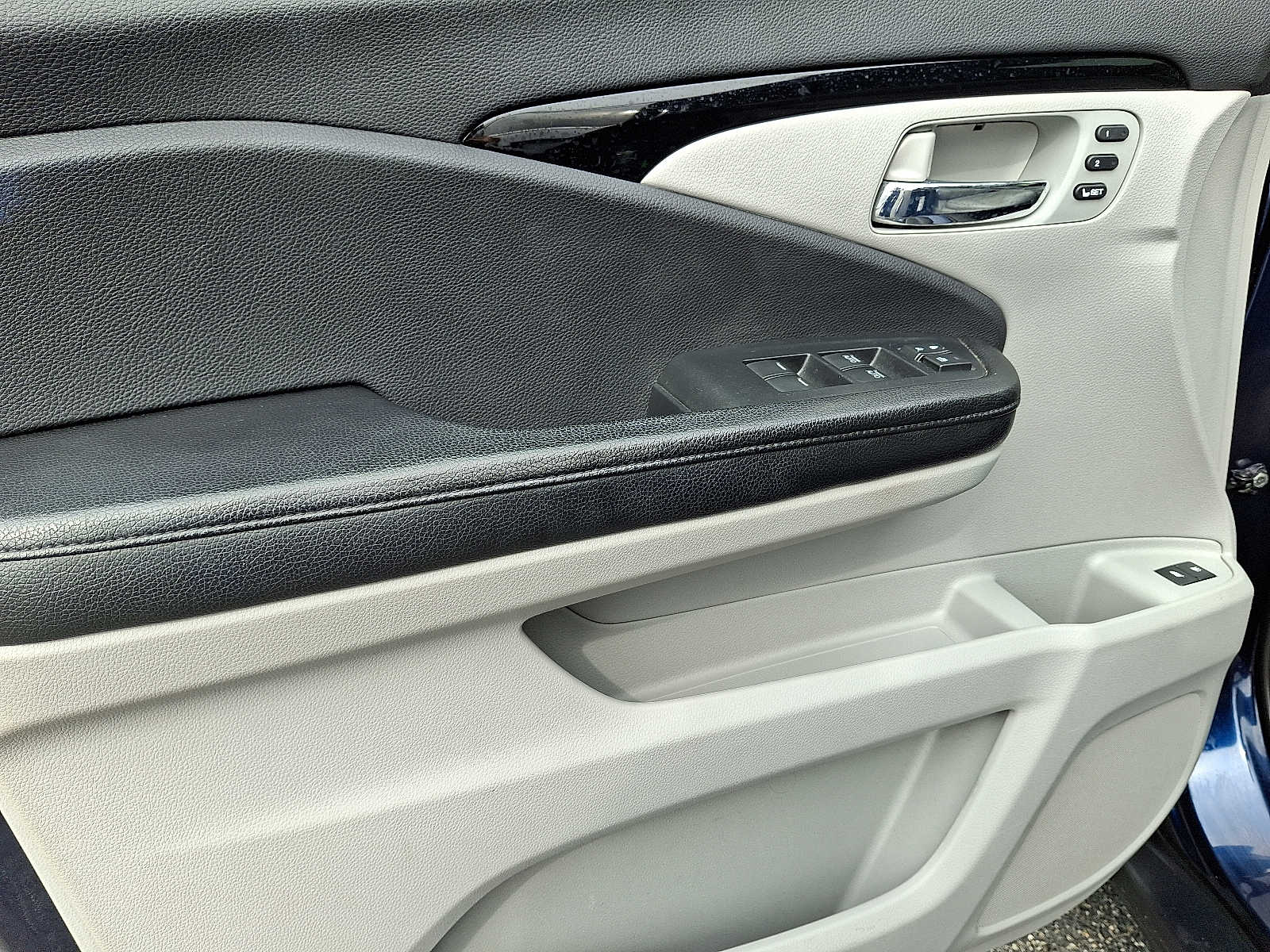Thumbnail: 2017 Honda Pilot - 11