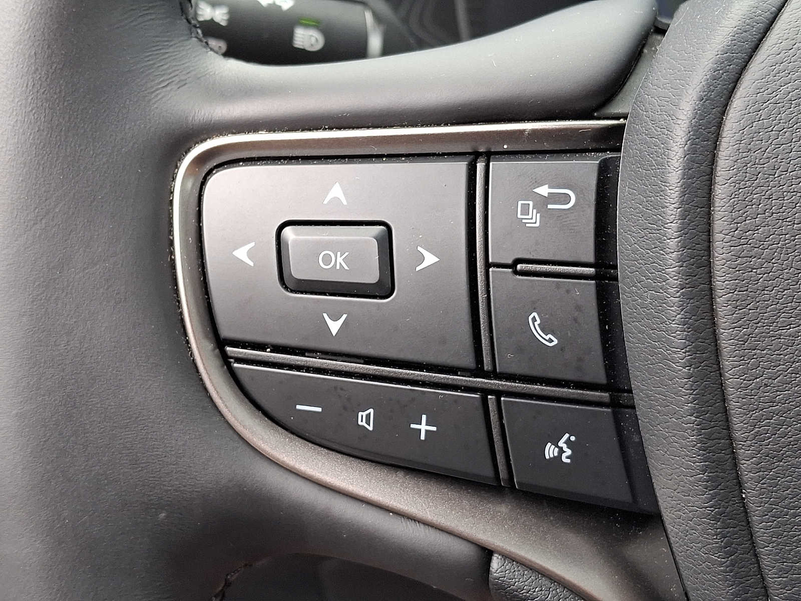 Thumbnail: 2023 Lexus UX - 18