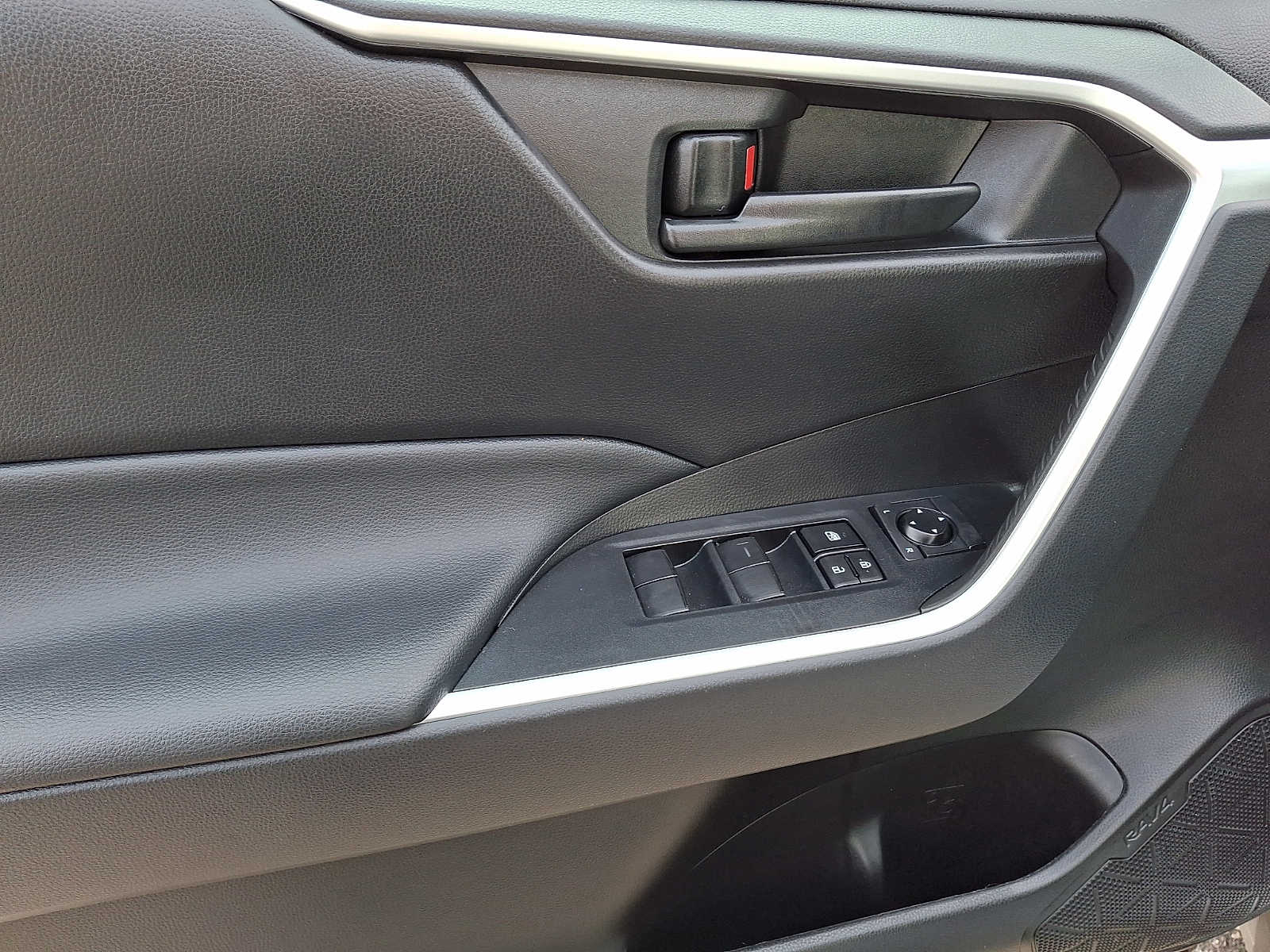 Thumbnail: 2022 Toyota RAV4 - 10