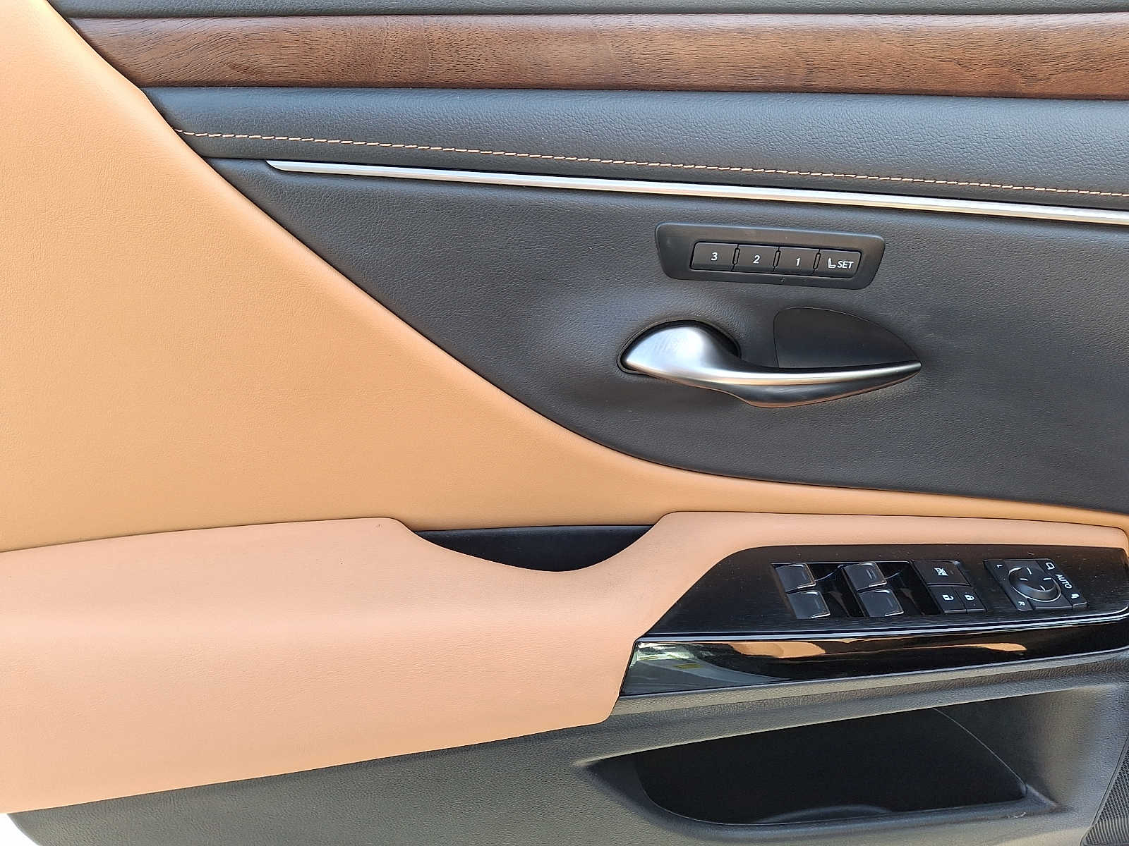 Thumbnail: 2023 Lexus ES - 9