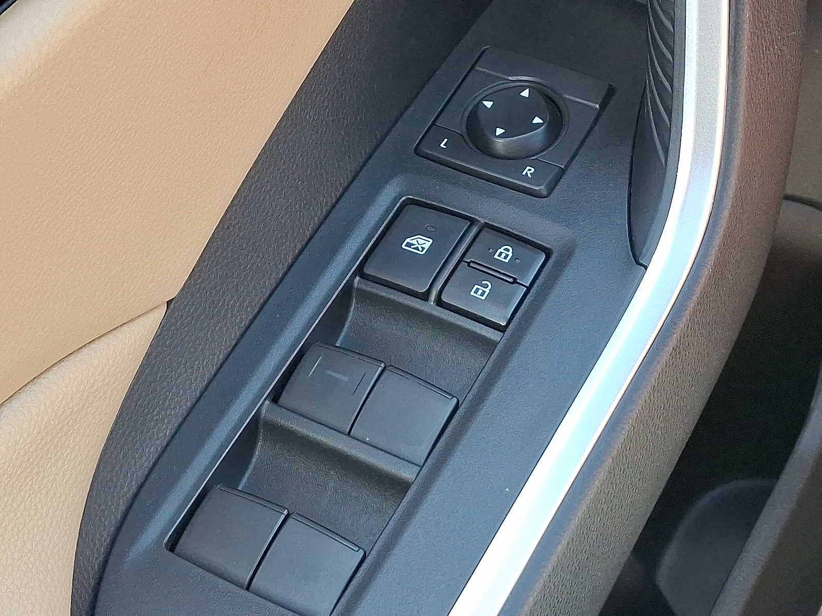 2020 Toyota RAV4 LE 24