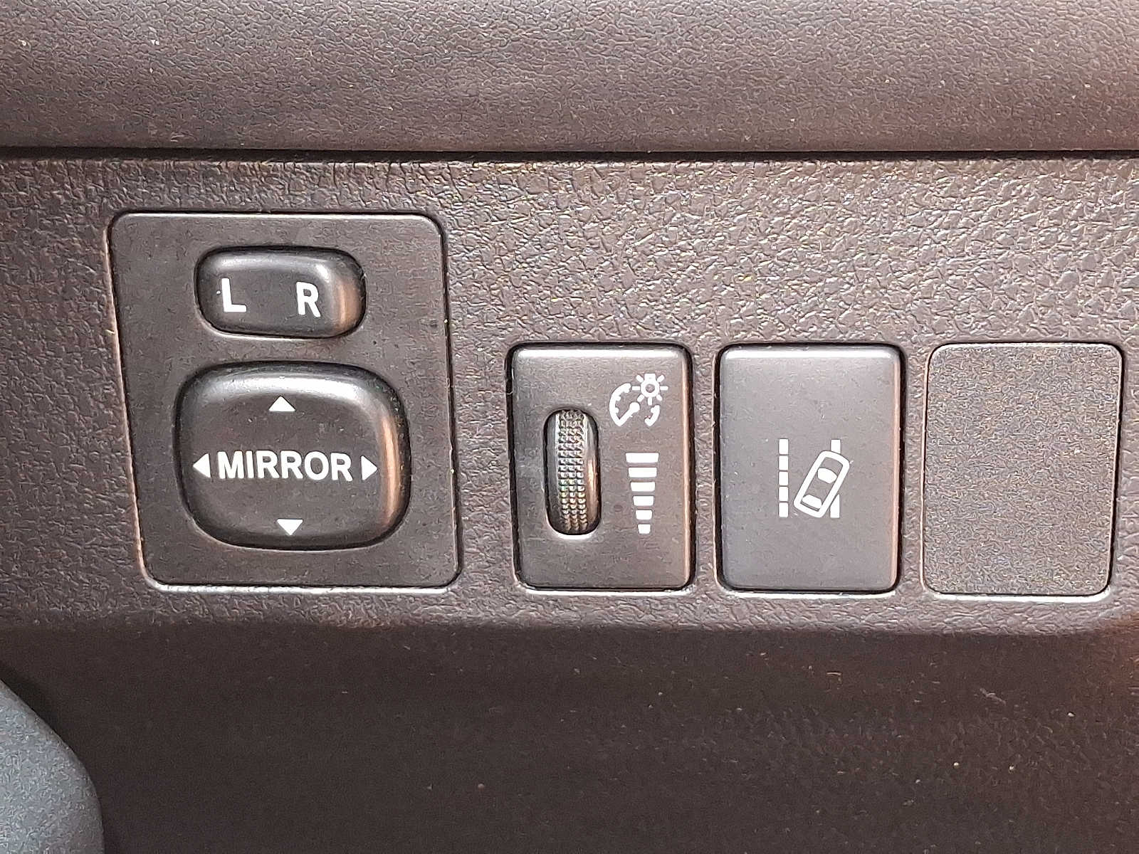 Thumbnail: 2018 Toyota RAV4 - 23