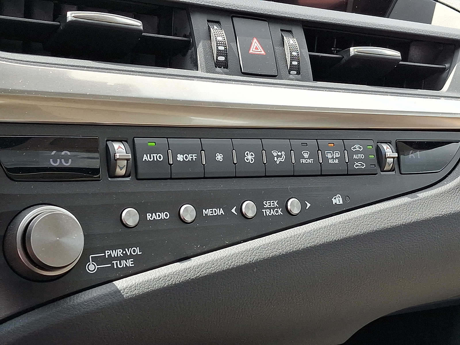 Thumbnail: 2021 Lexus ES - 14