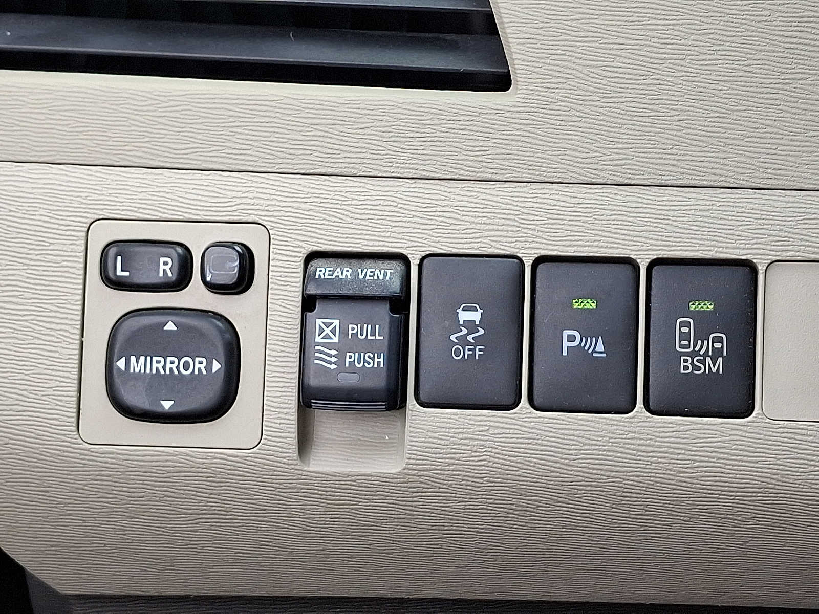 Thumbnail: 2013 Toyota Sienna - 23