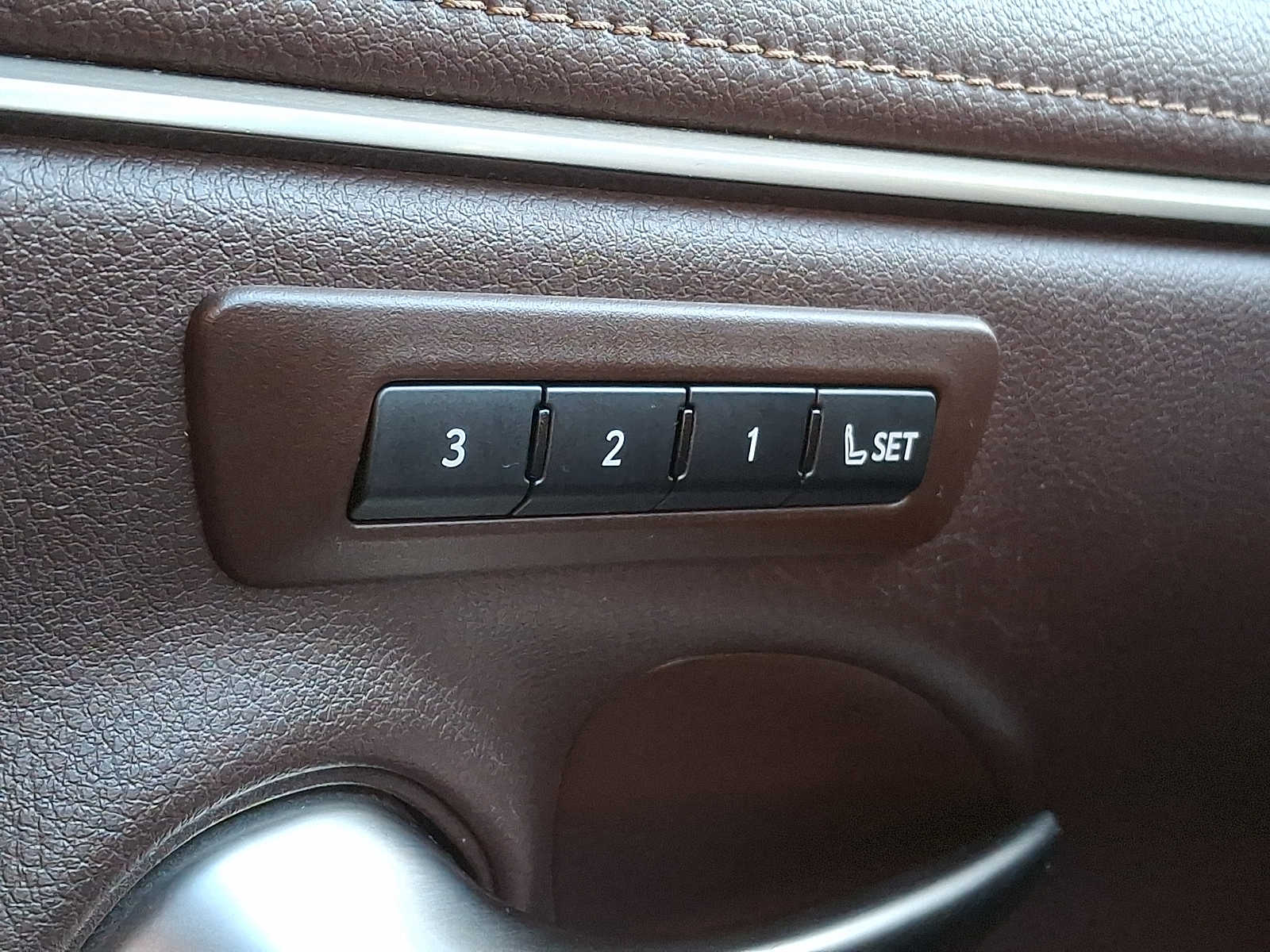 Thumbnail: 2021 Lexus ES - 23