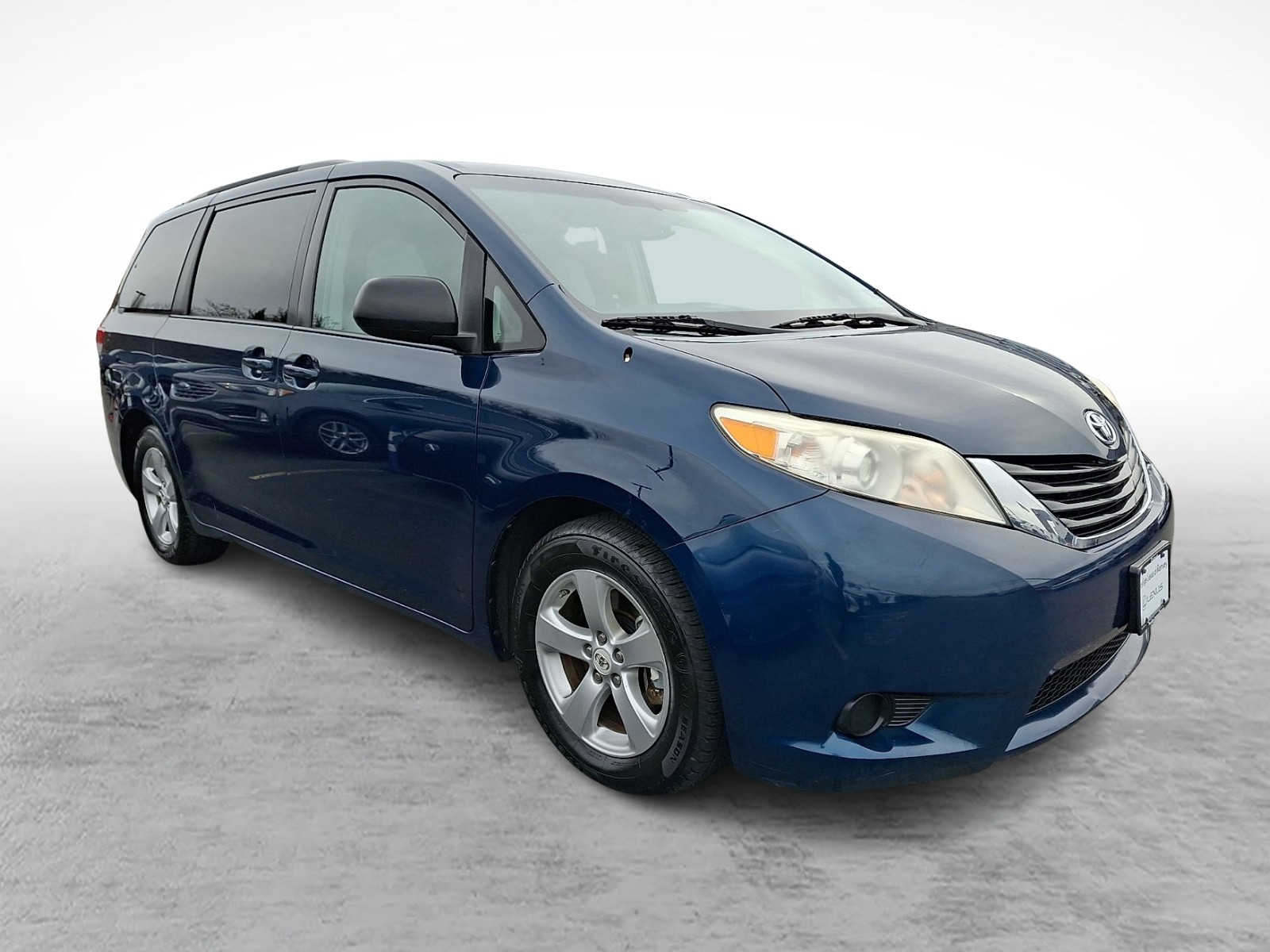 Thumbnail: 2012 Toyota Sienna - 3
