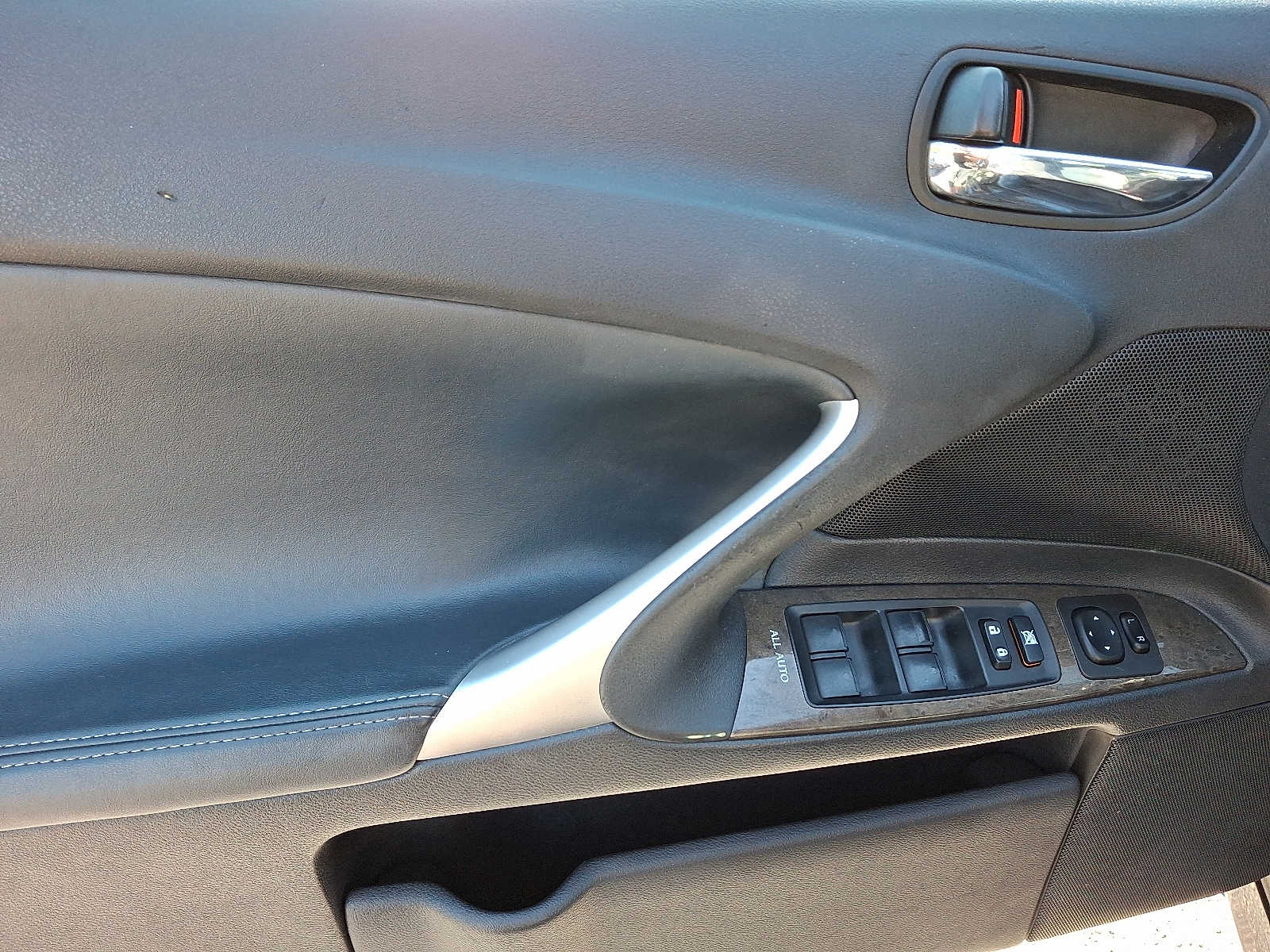 Thumbnail: 2011 Lexus IS - 10