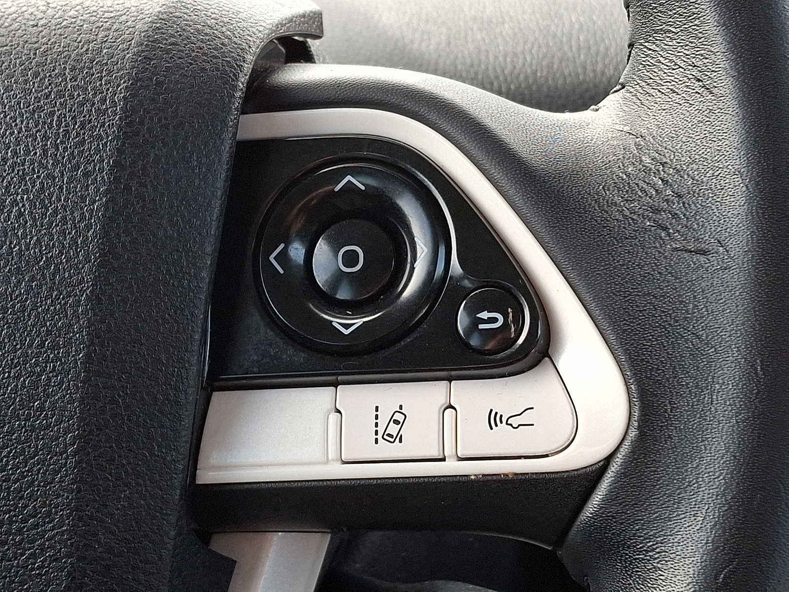 Thumbnail: 2017 Toyota Prius Prime - 18