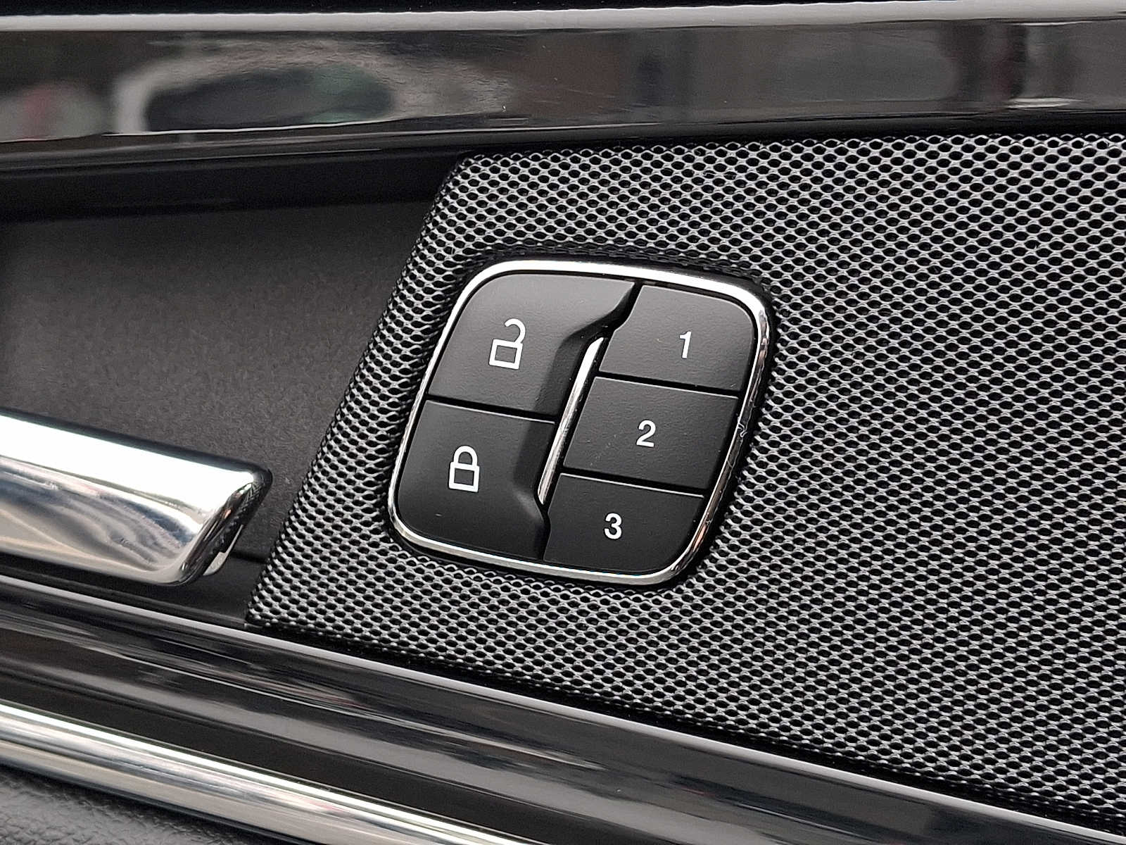 Thumbnail: 2023 Lincoln Nautilus - 25