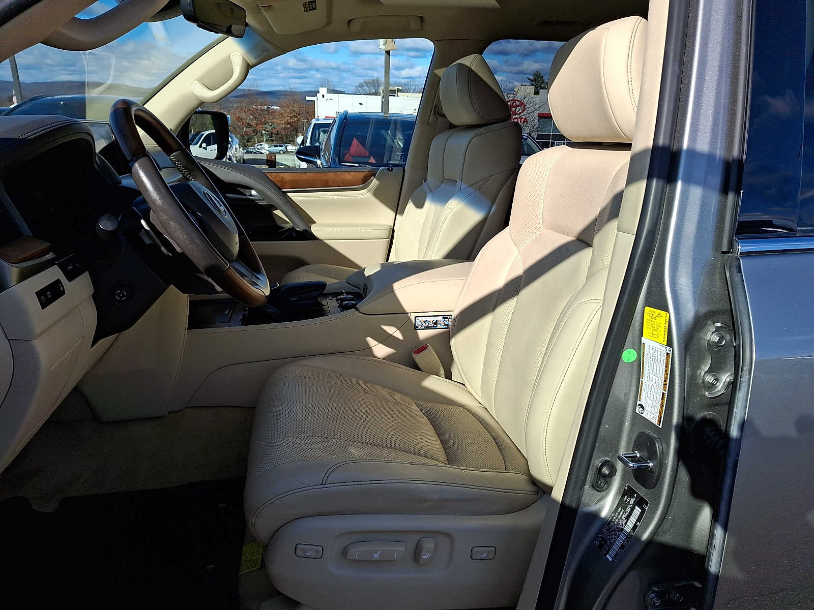 Thumbnail: 2020 Lexus LX - 11