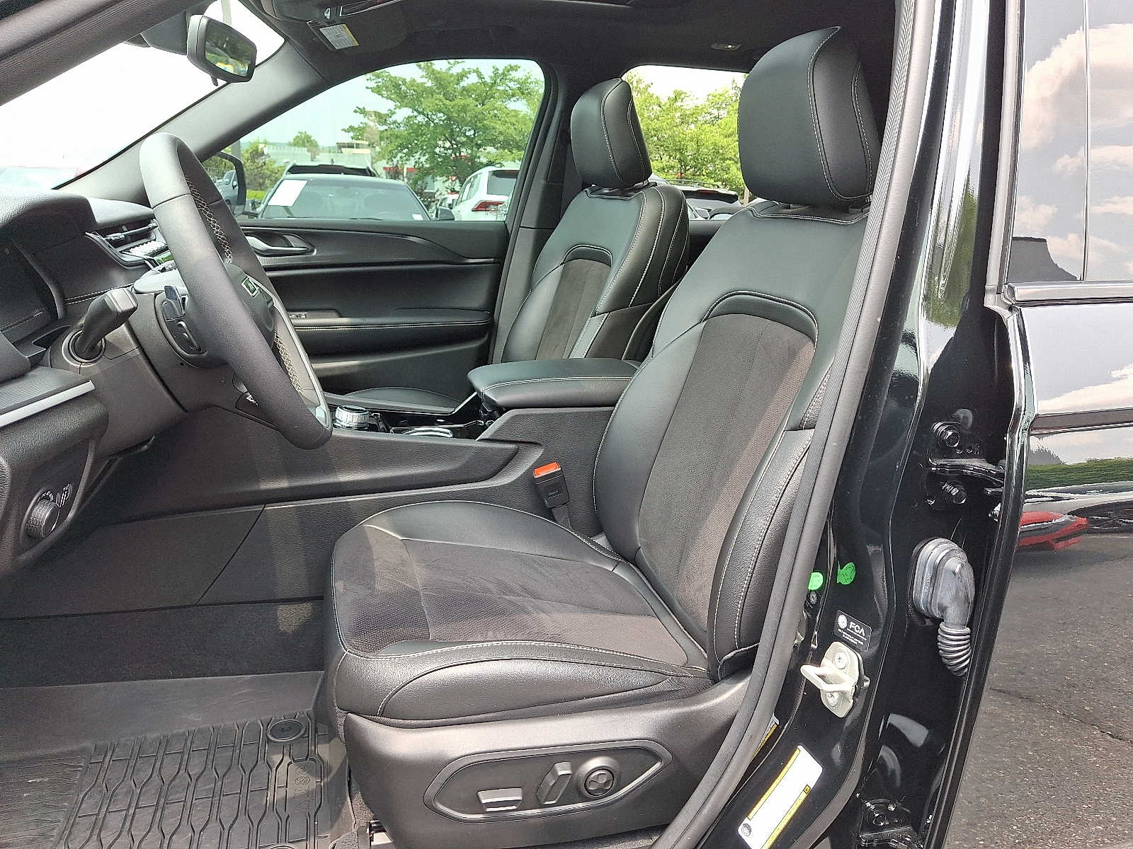 2023 Jeep Grand Cherokee Laredo 10