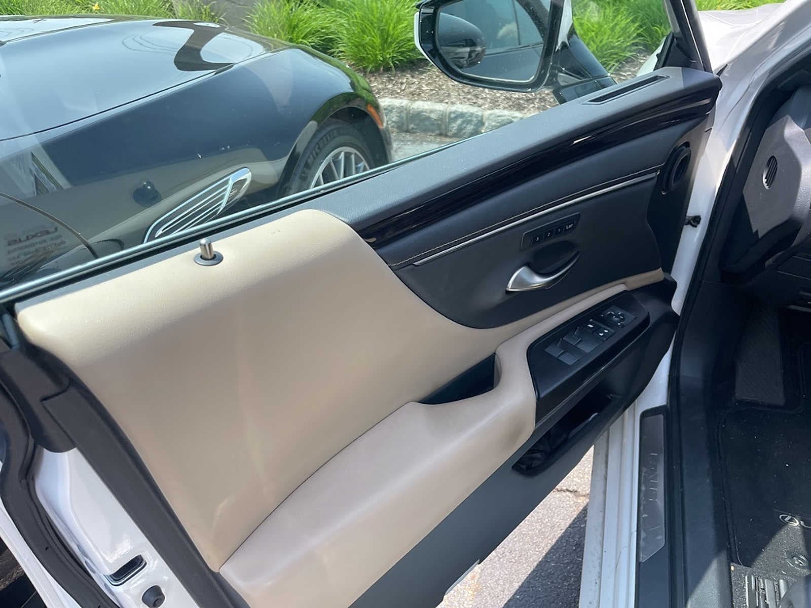 Thumbnail: 2019 Lexus ES - 3