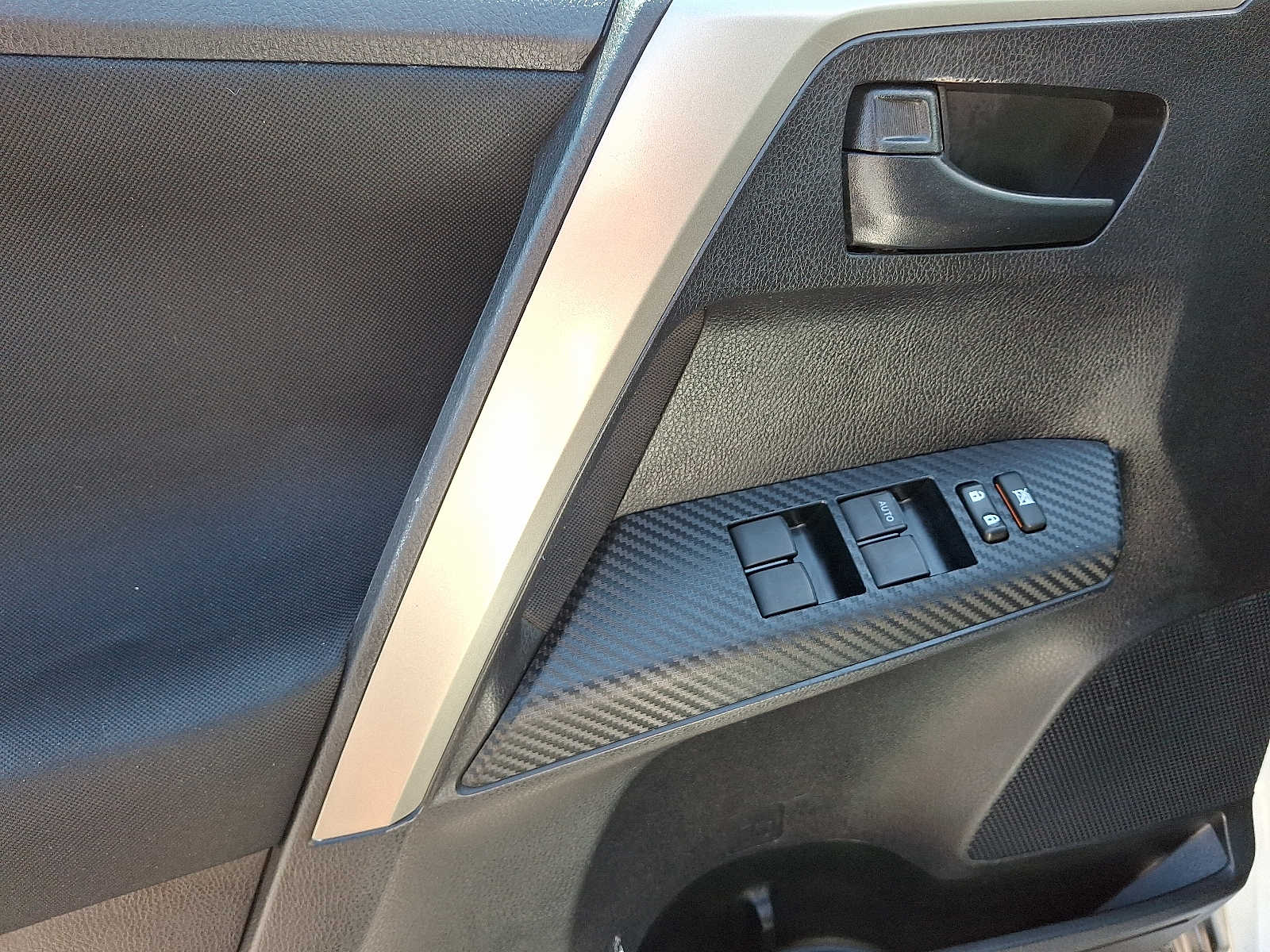 Thumbnail: 2015 Toyota RAV4 - 8