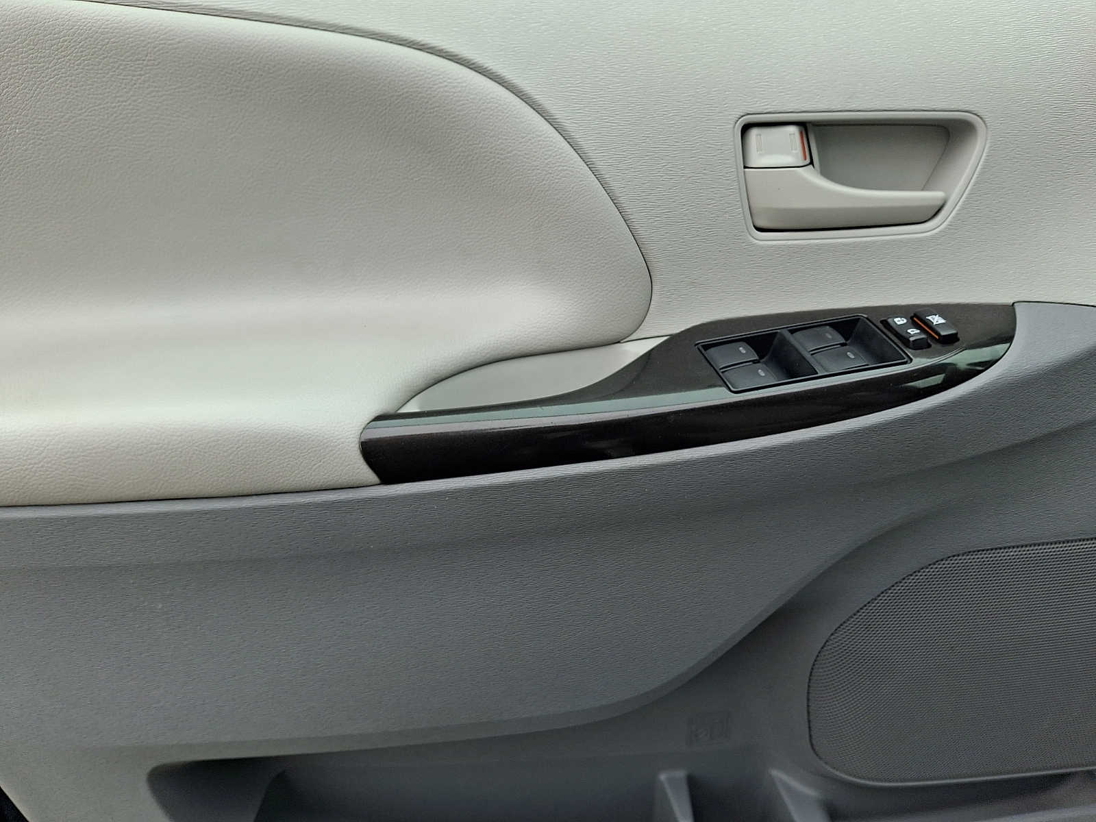 Thumbnail: 2012 Toyota Sienna - 10