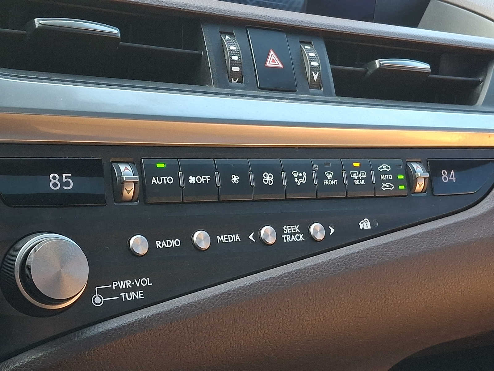 Thumbnail: 2021 Lexus ES - 14