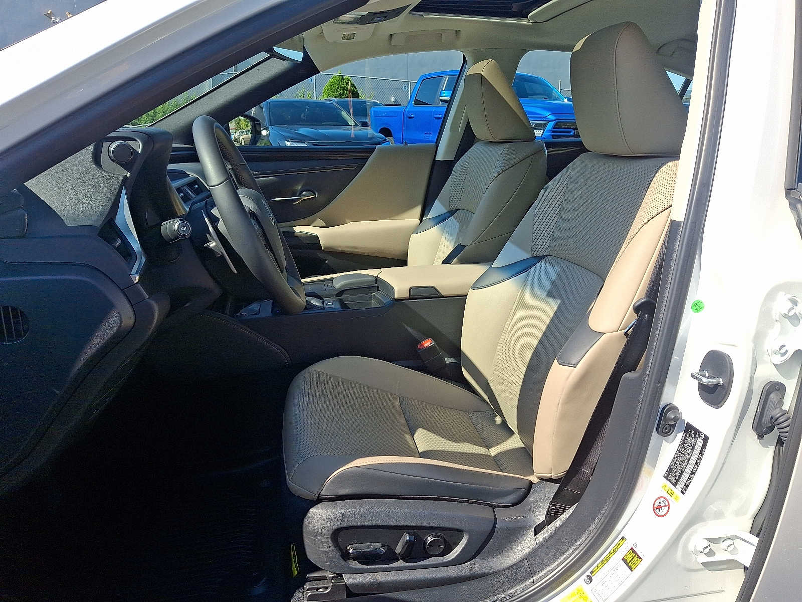 Thumbnail: 2019 Lexus ES - 10