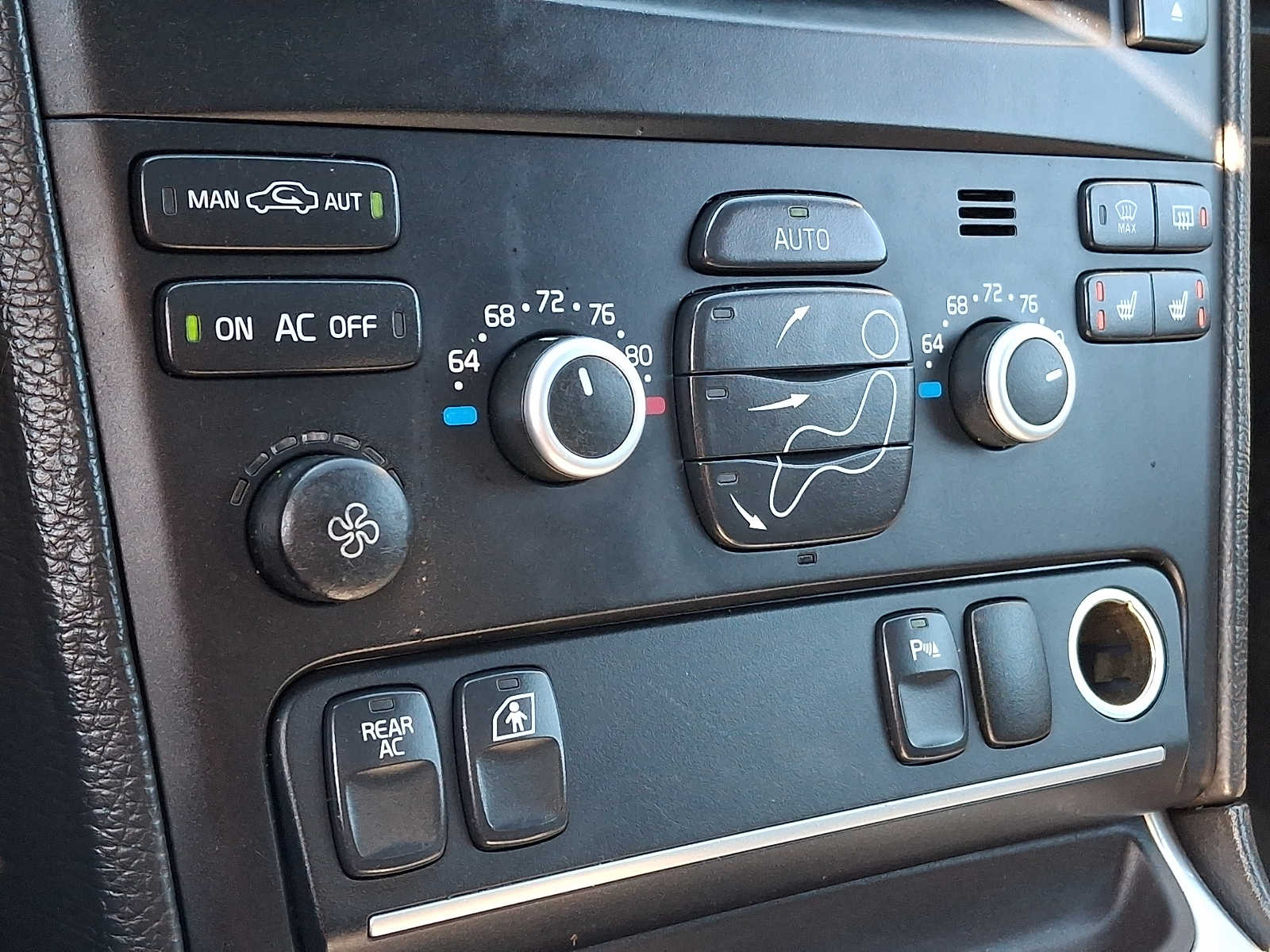 Thumbnail: 2013 Volvo XC90 - 15