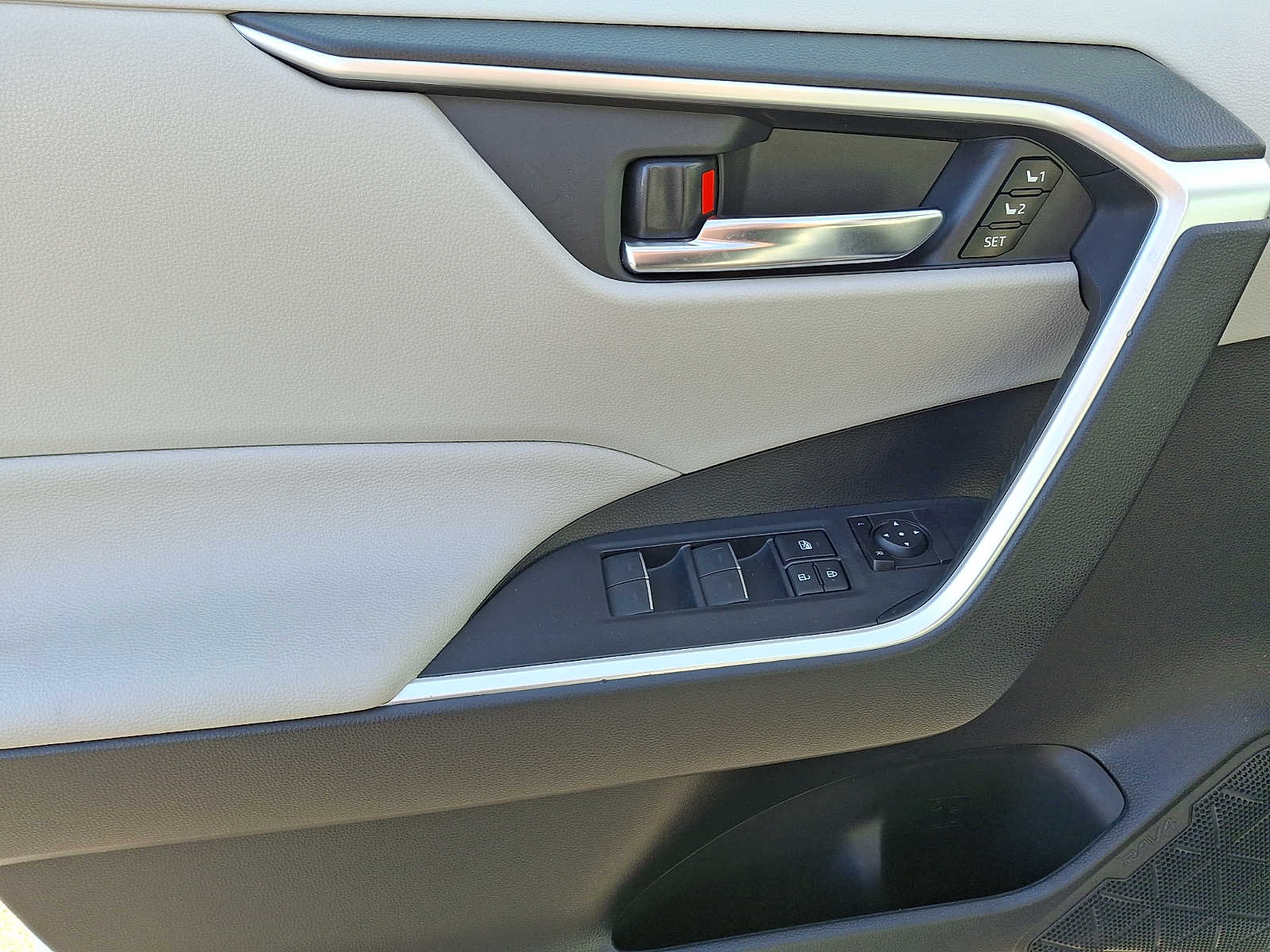 Thumbnail: 2022 Toyota RAV4 - 8