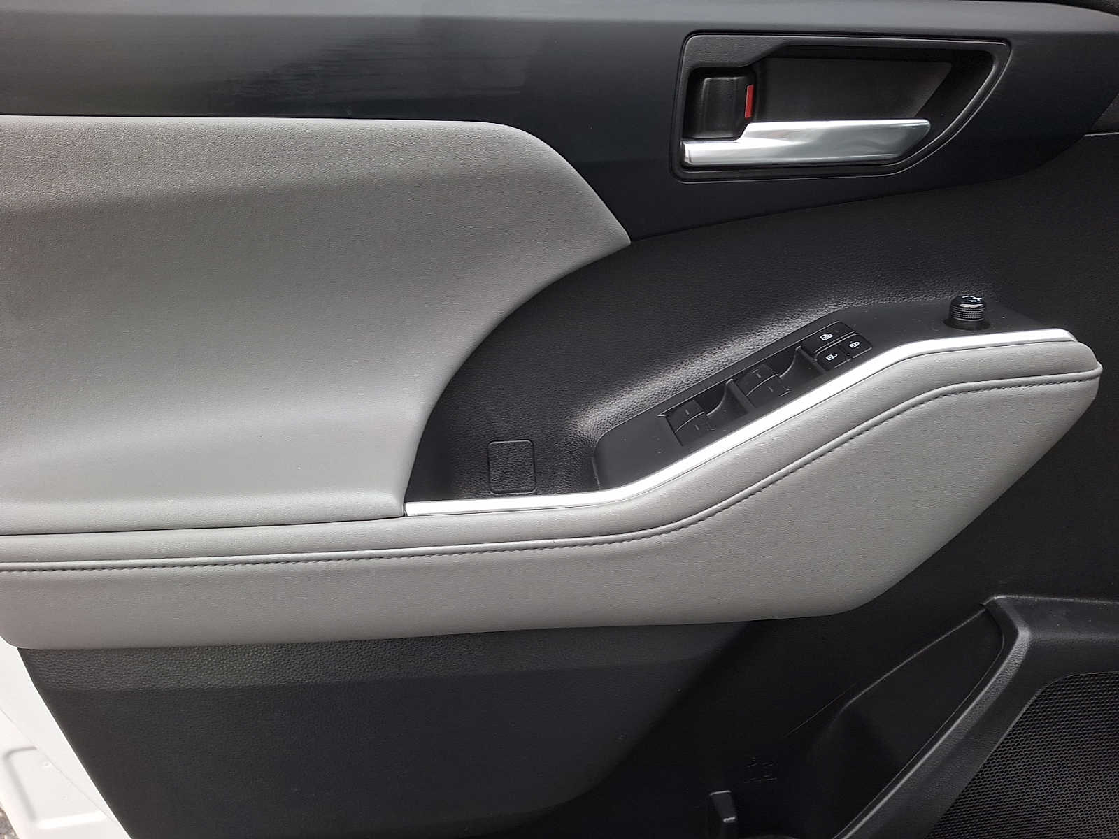 Thumbnail: 2023 Toyota Highlander - 8