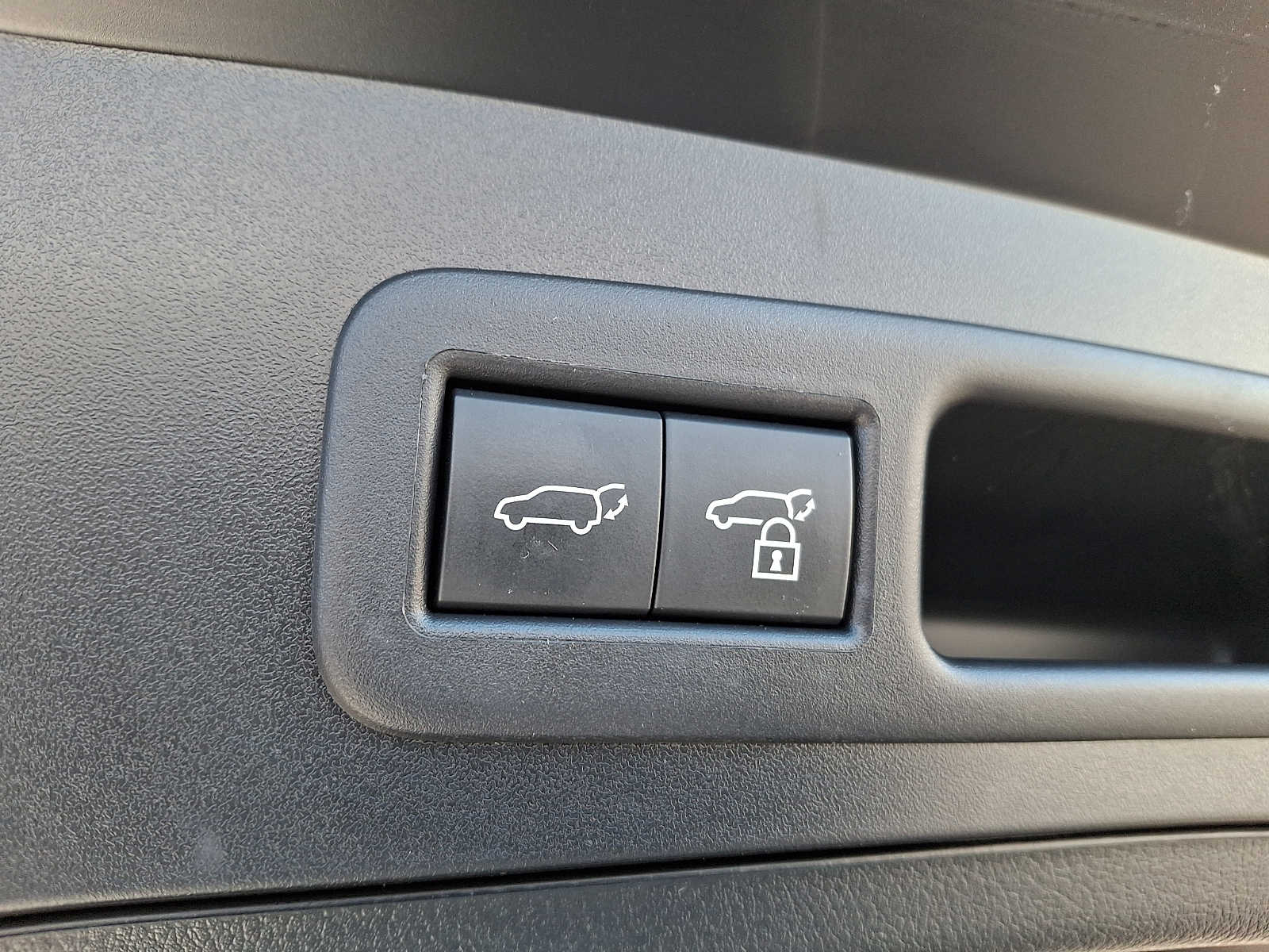 Thumbnail: 2023 Lexus UX - 28