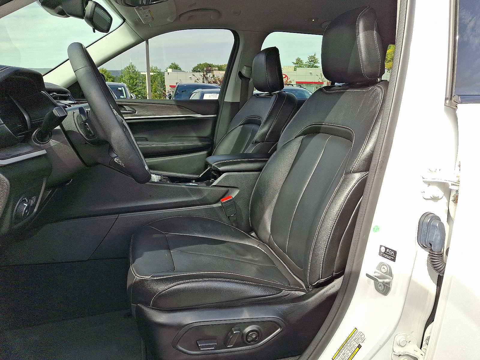 Thumbnail: 2023 Jeep Grand Cherokee - 10