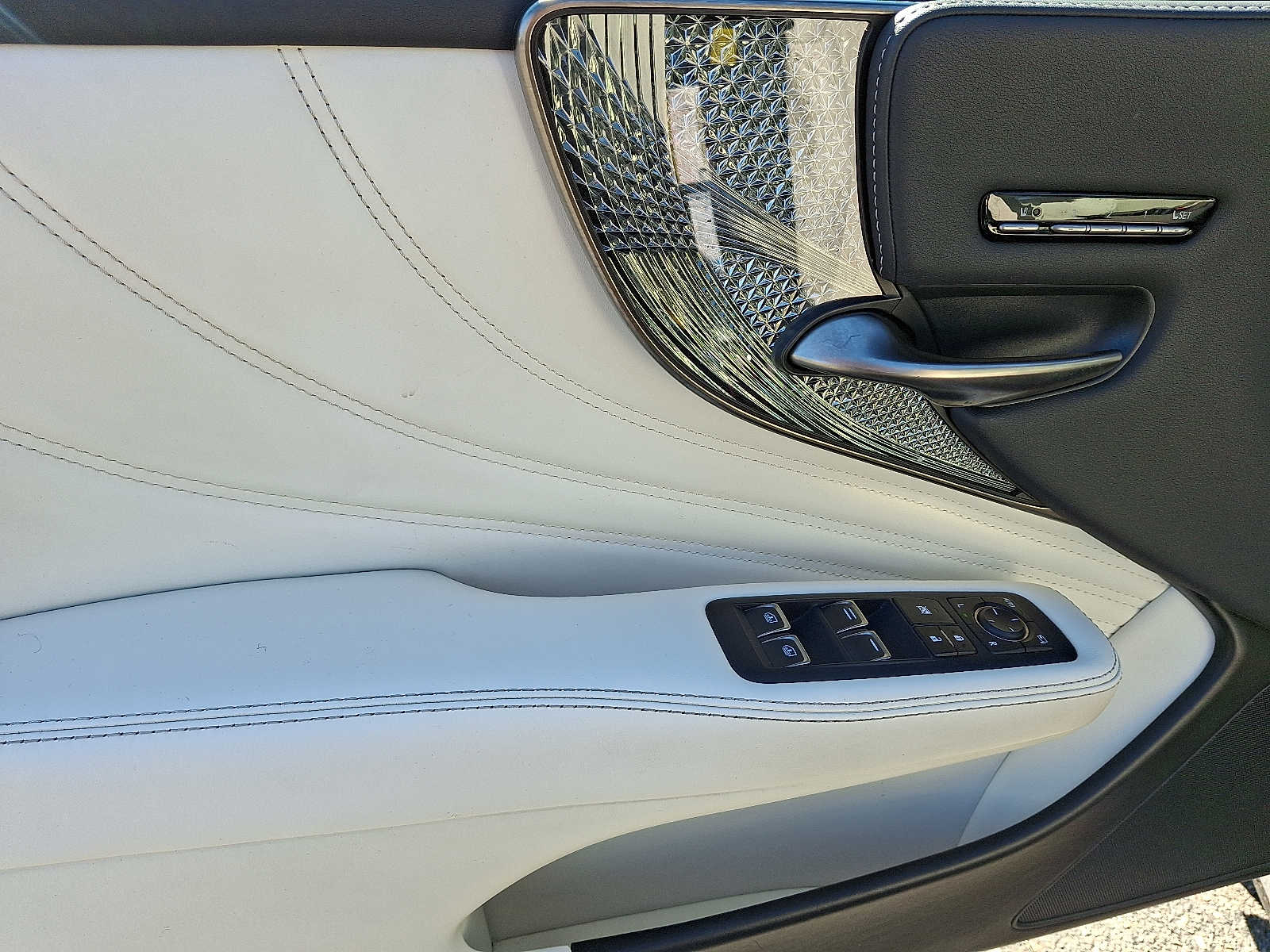 Thumbnail: 2020 Lexus LS - 9